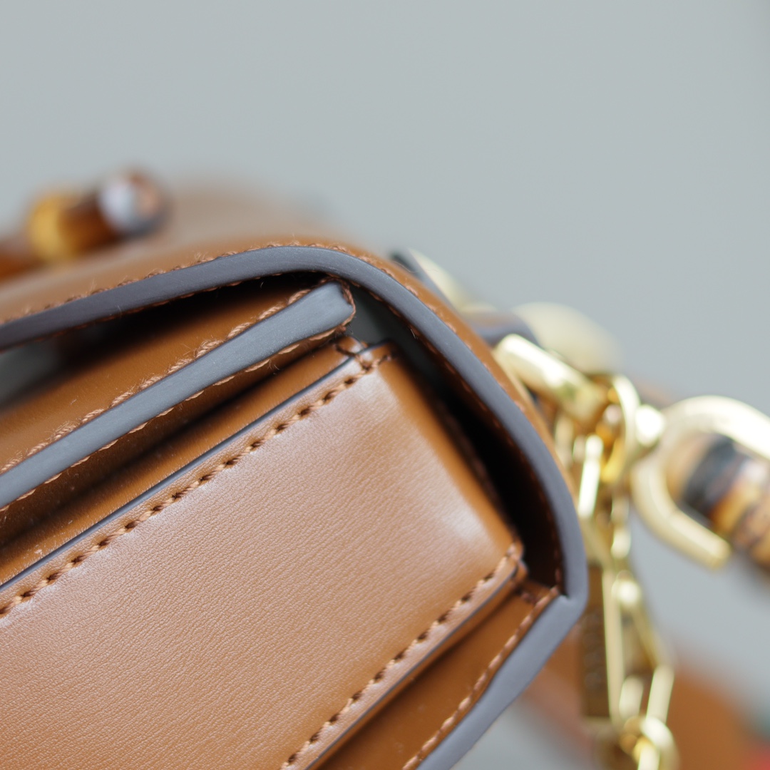 Gucci高仿Bamboo 1947中型肩背包 焦糖皮竹節手把模特演繹款|超A仿原單精品圖片 16 Gucci高仿Bamboo 1947中型肩背包 焦糖皮竹節手把模特演繹款|歐美奢侈品精品推薦