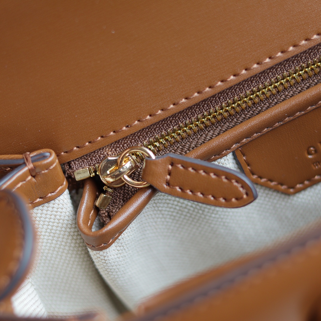 Gucci高仿Bamboo 1947中型肩背包 焦糖皮竹節手把模特演繹款|超A仿原單精品圖片 15 Gucci高仿Bamboo 1947中型肩背包 焦糖皮竹節手把模特演繹款|歐美奢侈品精品推薦