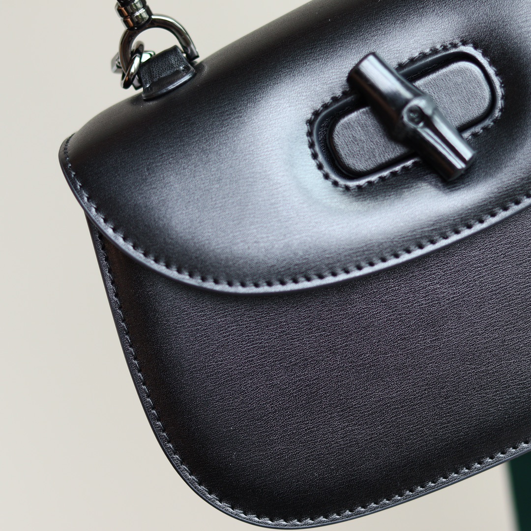 Gucci高仿Bamboo 1947中型肩背包 焦糖皮竹節手把模特演繹款|超A仿原單精品圖片 14 Gucci高仿Bamboo 1947中型肩背包 焦糖皮竹節手把模特演繹款|歐美奢侈品精品推薦