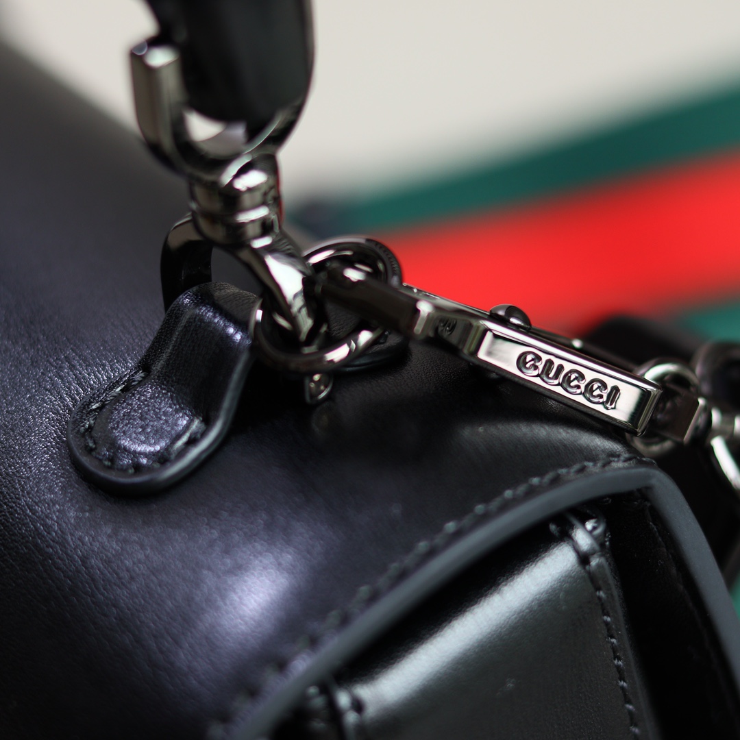 Gucci高仿Bamboo 1947中型肩背包 焦糖皮竹節手把模特演繹款|超A仿原單精品圖片 13 Gucci高仿Bamboo 1947中型肩背包 焦糖皮竹節手把模特演繹款|歐美奢侈品精品推薦