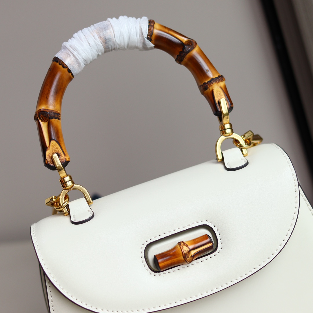 Gucci高仿Bamboo 1947中型肩背包 焦糖皮竹節手把模特演繹款|超A仿原單精品圖片 11 Gucci高仿Bamboo 1947中型肩背包 焦糖皮竹節手把模特演繹款|歐美奢侈品精品推薦