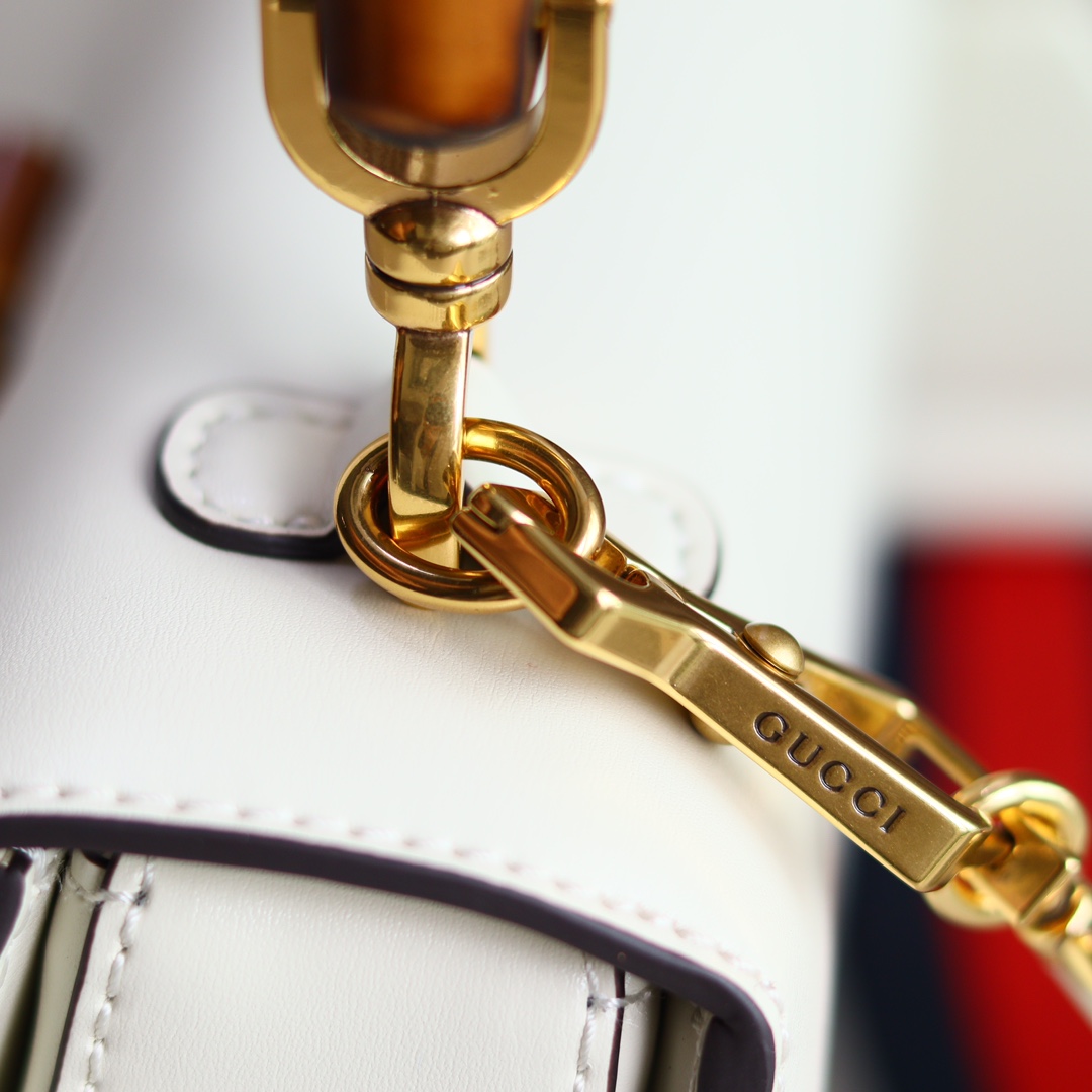 Gucci高仿Bamboo 1947中型肩背包 焦糖皮竹節手把模特演繹款|超A仿原單精品圖片 9 Gucci高仿Bamboo 1947中型肩背包 焦糖皮竹節手把模特演繹款|歐美奢侈品精品推薦