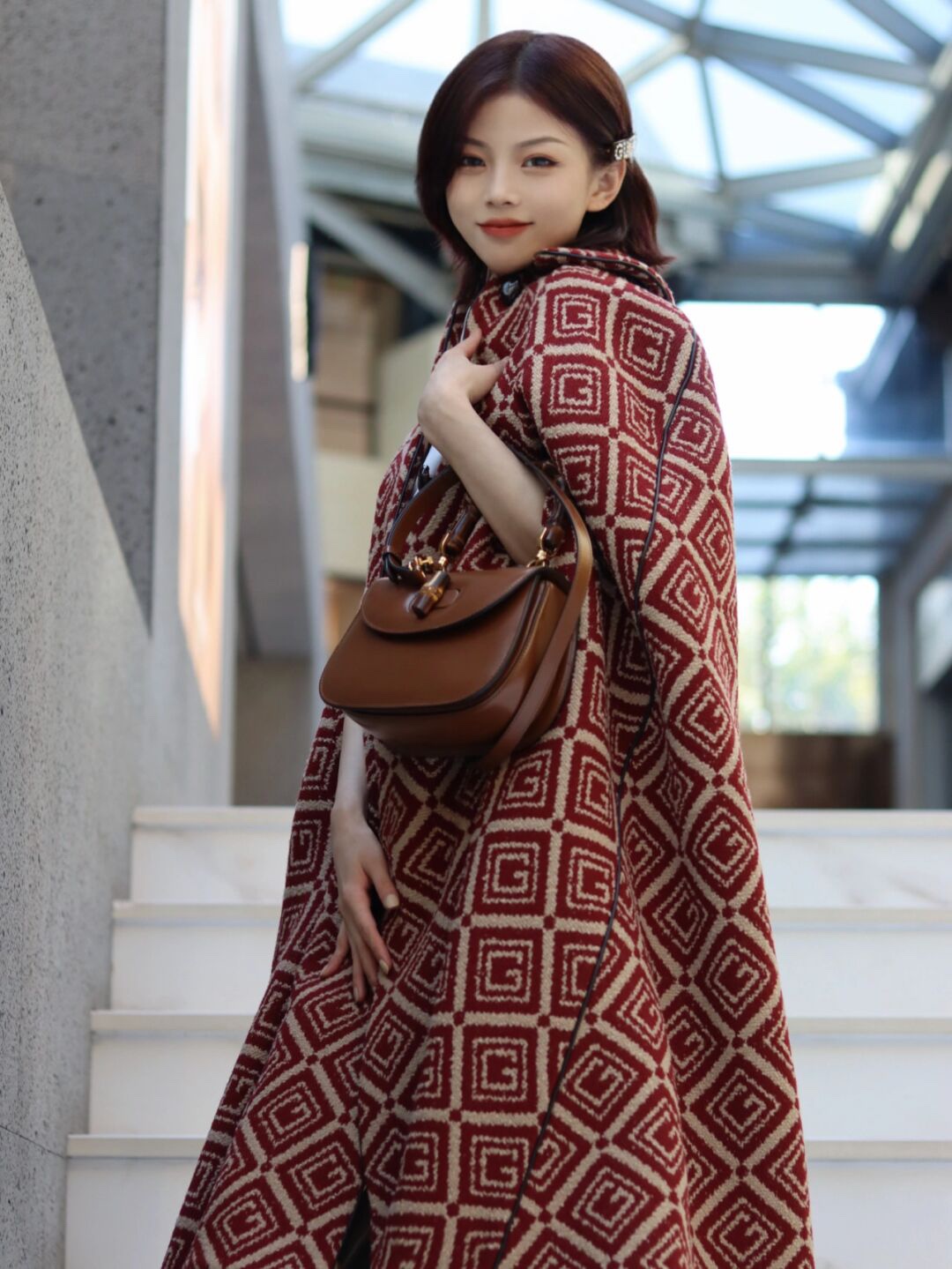 Gucci高仿Bamboo 1947中型肩背包 焦糖皮竹節手把模特演繹款|超A仿原單精品圖片 7 Gucci高仿Bamboo 1947中型肩背包 焦糖皮竹節手把模特演繹款|歐美奢侈品精品推薦