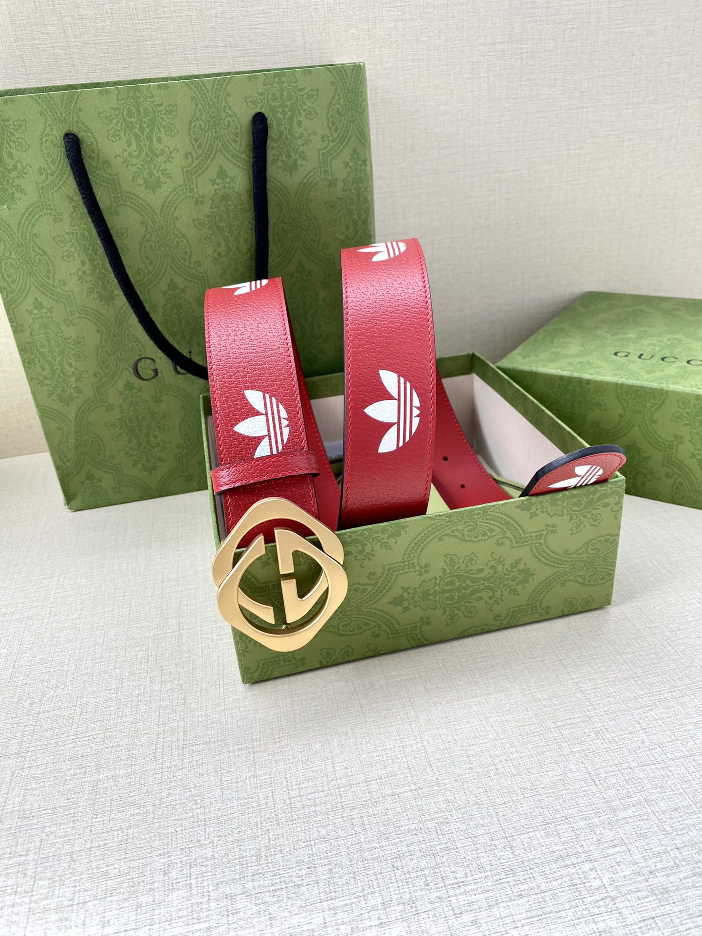 Gucci 女士聯名紅色皮帶 高仿Adidas風格撞色款式|超A仿原單精品圖片 6 Gucci 女士聯名紅色皮帶 高仿Adidas風格撞色款式|歐美奢侈品精品推薦