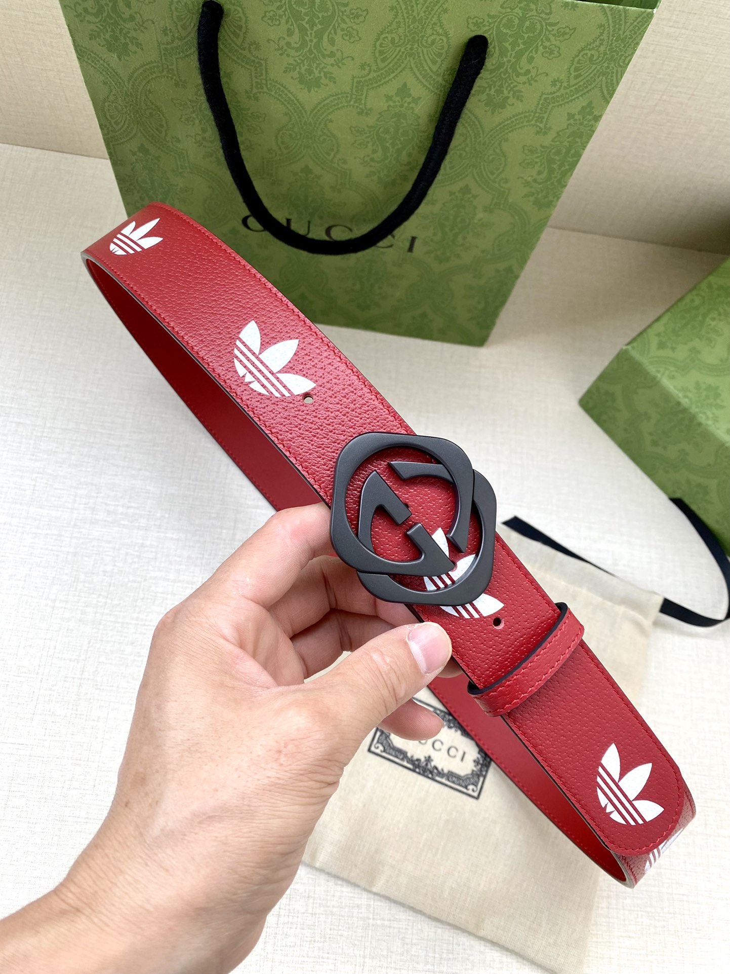 Gucci 女士聯名紅色皮帶 高仿Adidas風格撞色款式|超A仿原單精品圖片 14 Gucci 女士聯名紅色皮帶 高仿Adidas風格撞色款式|歐美奢侈品精品推薦