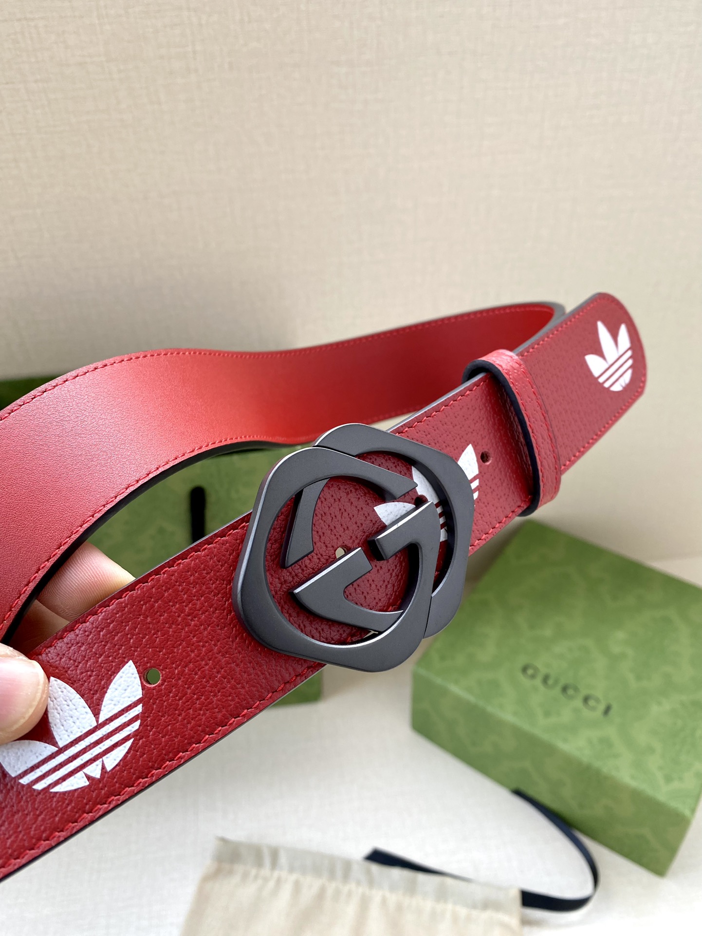 Gucci 女士聯名紅色皮帶 高仿Adidas風格撞色款式|超A仿原單精品圖片 13 Gucci 女士聯名紅色皮帶 高仿Adidas風格撞色款式|歐美奢侈品精品推薦