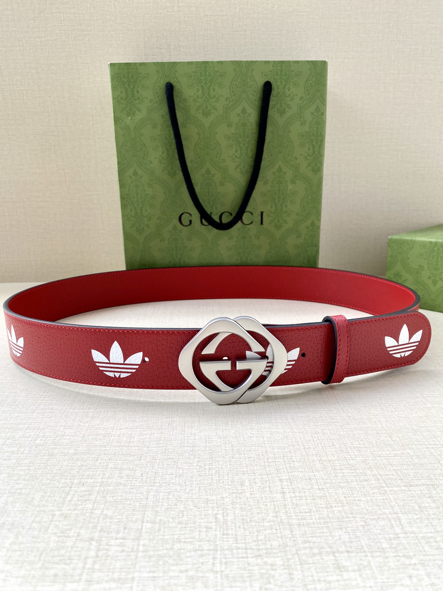 Gucci 女士聯名紅色皮帶 高仿Adidas風格撞色款式|超A仿原單精品圖片 10 Gucci 女士聯名紅色皮帶 高仿Adidas風格撞色款式|歐美奢侈品精品推薦