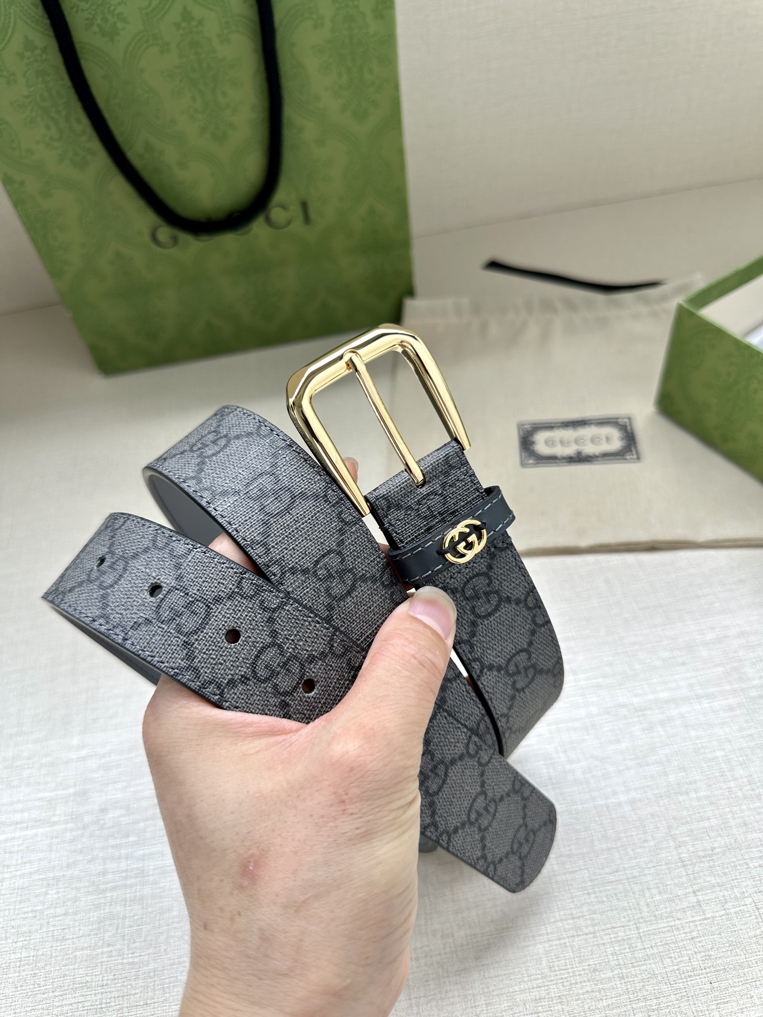 Gucci 原單灰色GG印花皮帶 經典針扣細節男士款|超A仿原單精品圖片 16 Gucci 原單灰色GG印花皮帶 經典針扣細節男士款|歐美奢侈品精品推薦