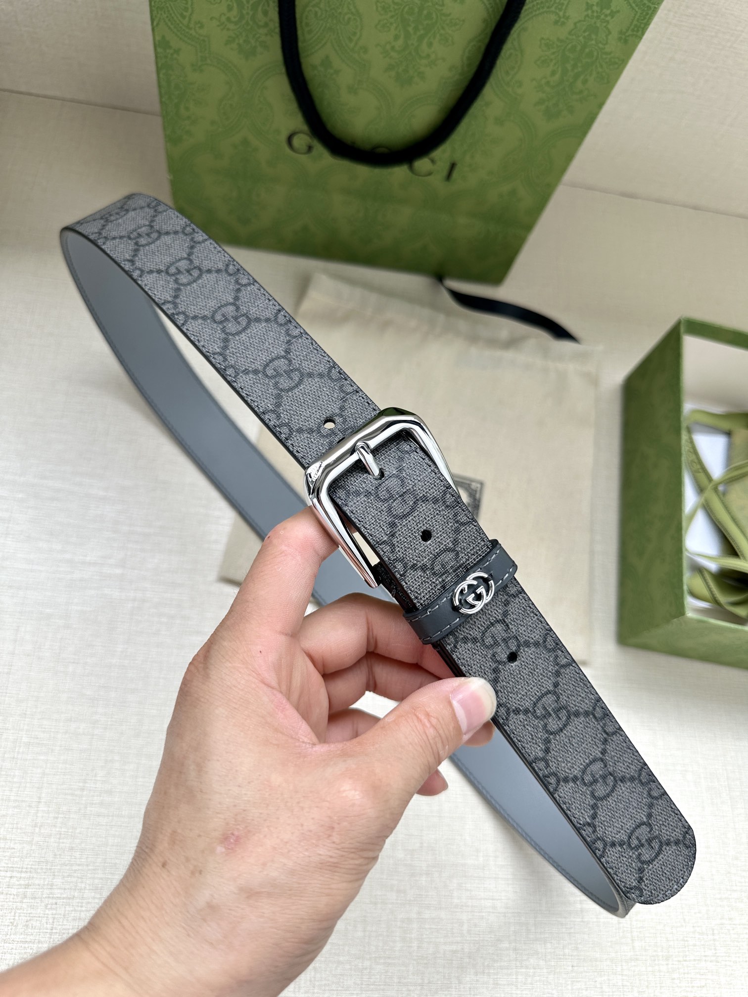 Gucci 原單灰色GG印花皮帶 經典針扣細節男士款|超A仿原單精品圖片 14 Gucci 原單灰色GG印花皮帶 經典針扣細節男士款|歐美奢侈品精品推薦