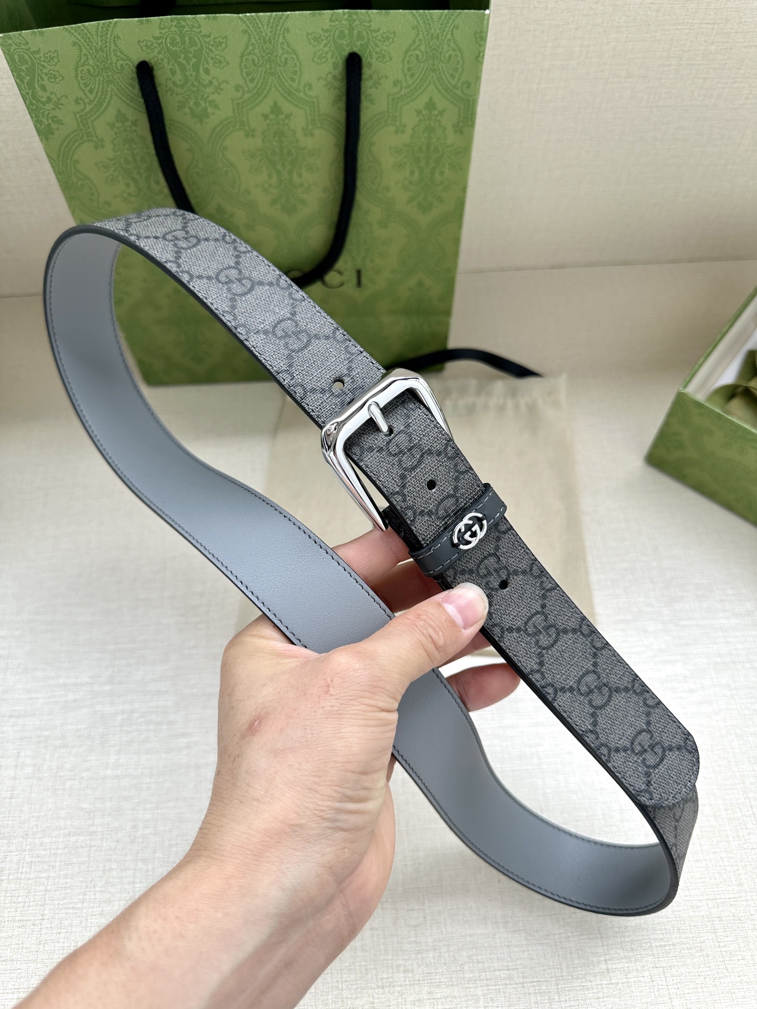 Gucci 原單灰色GG印花皮帶 經典針扣細節男士款|超A仿原單精品圖片 12 Gucci 原單灰色GG印花皮帶 經典針扣細節男士款|歐美奢侈品精品推薦