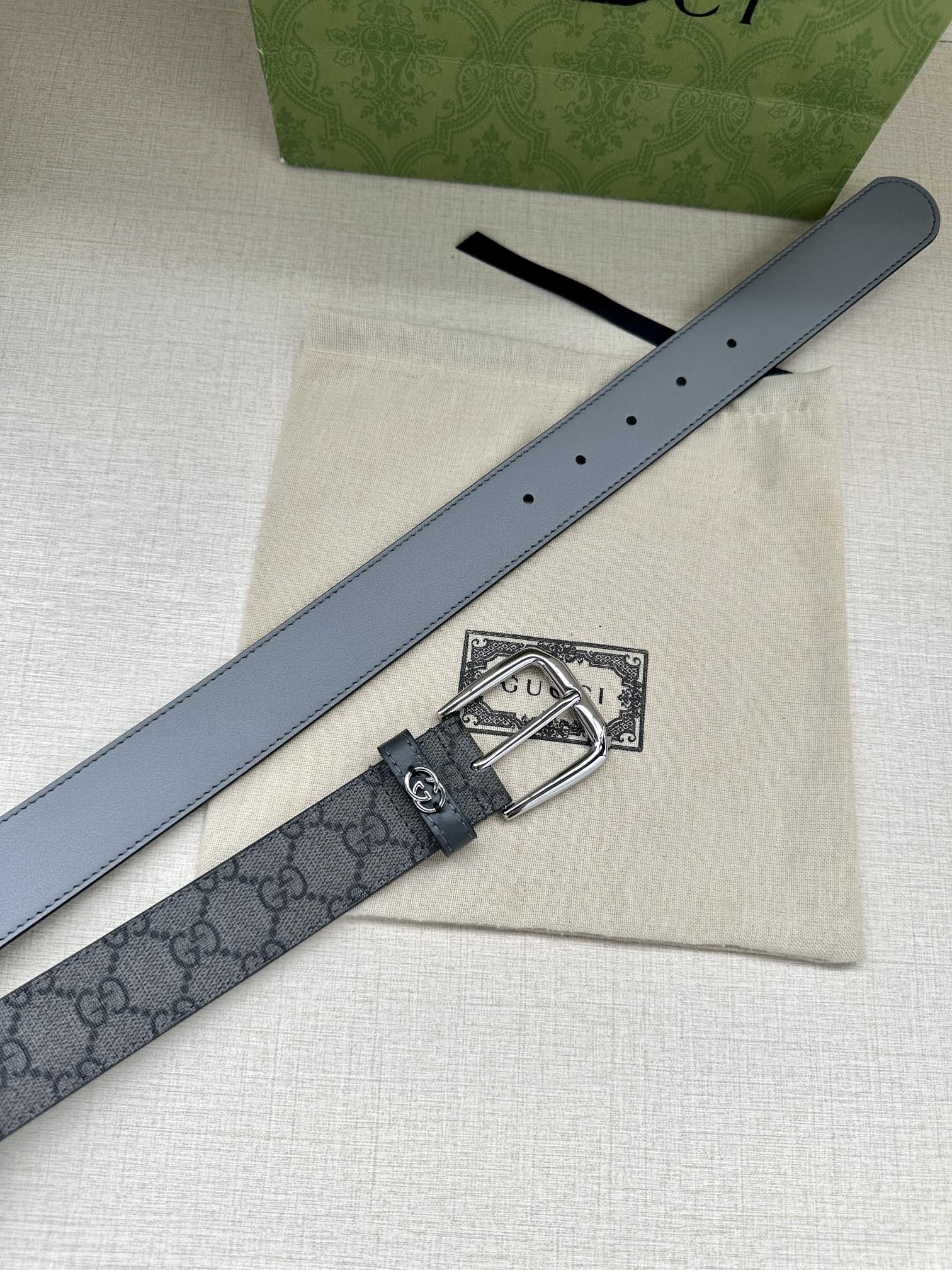 Gucci 原單灰色GG印花皮帶 經典針扣細節男士款|超A仿原單精品圖片 10 Gucci 原單灰色GG印花皮帶 經典針扣細節男士款|歐美奢侈品精品推薦