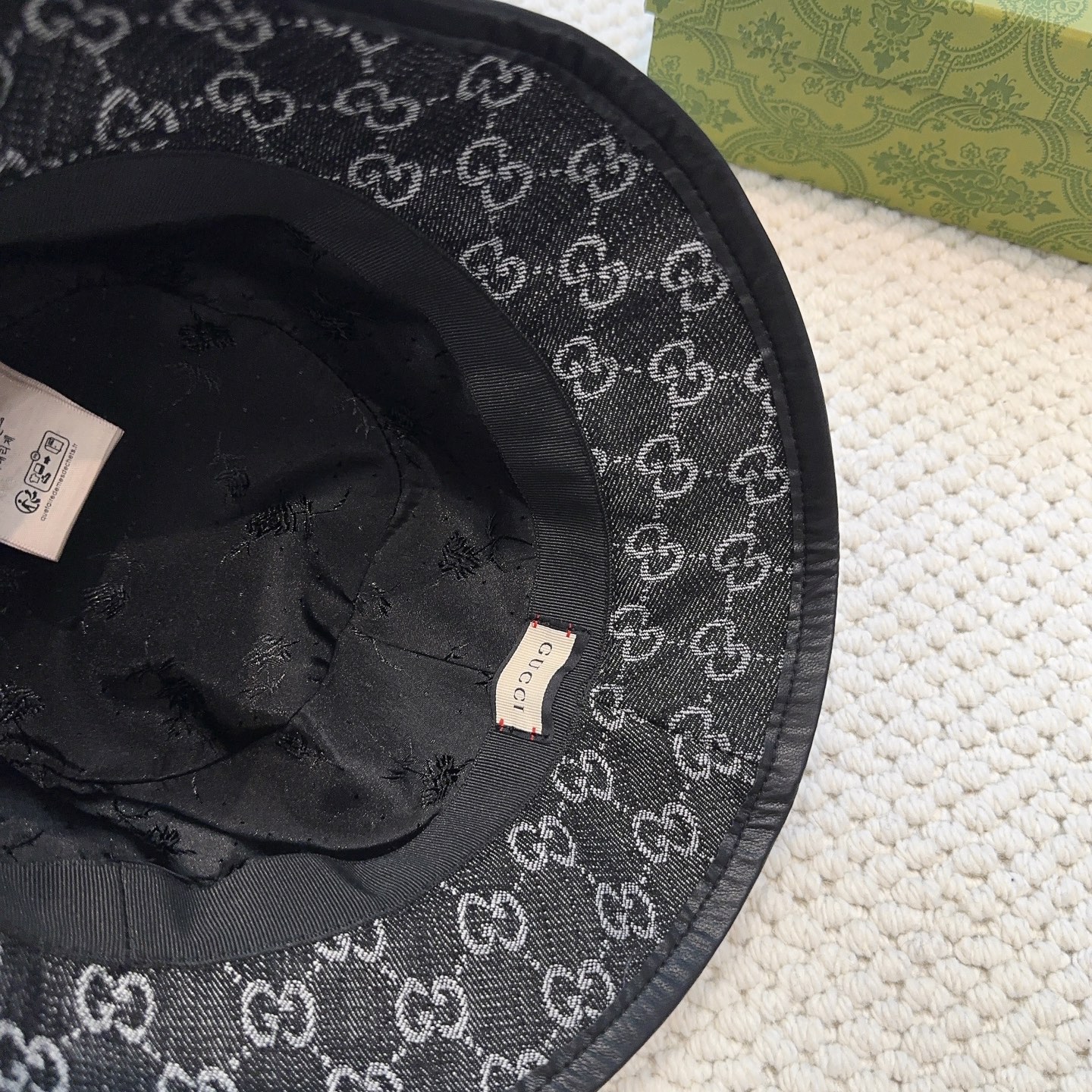 Gucci高仿丹寧GG圖騰漁夫帽 男女款經典黑灰色系街頭造型|超A仿原單精品圖片 12 Gucci高仿丹寧GG圖騰漁夫帽 男女款經典黑灰色系街頭造型|歐美奢侈品精品推薦