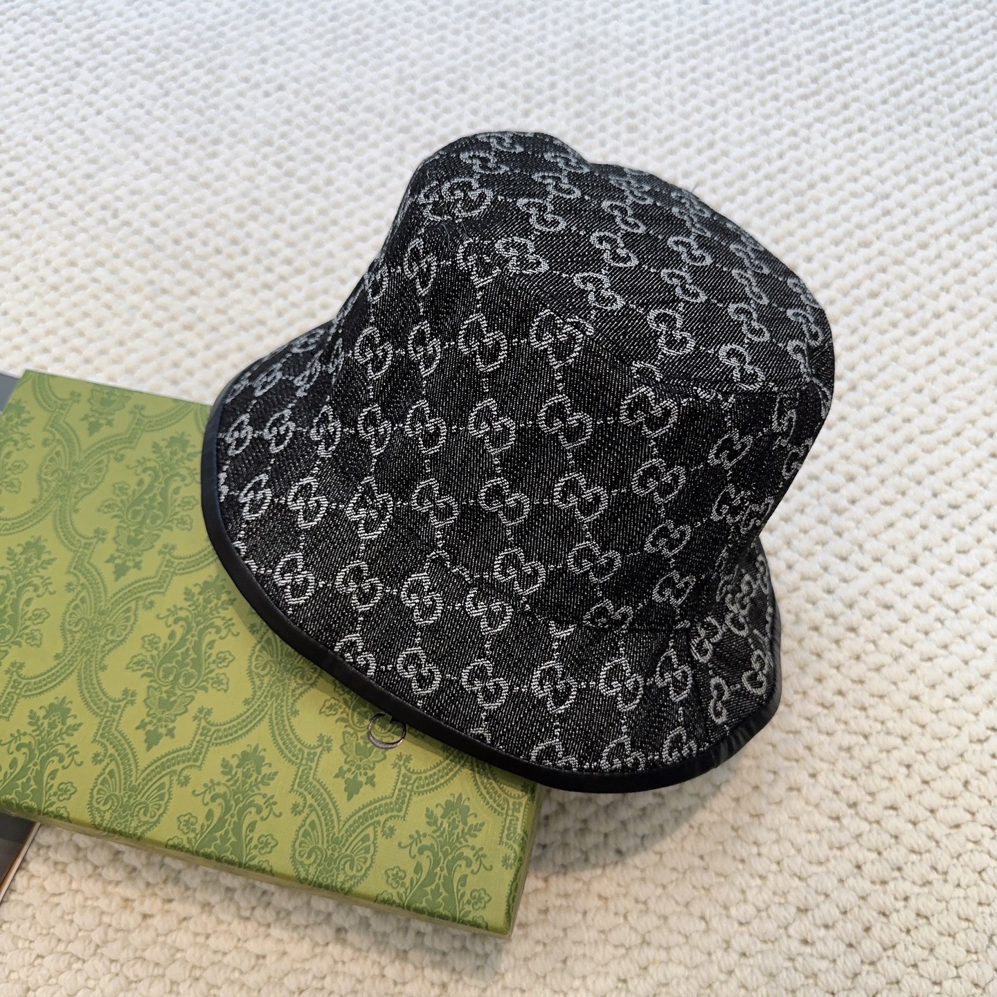 Gucci高仿丹寧GG圖騰漁夫帽 男女款經典黑灰色系街頭造型|超A仿原單精品圖片 8 Gucci高仿丹寧GG圖騰漁夫帽 男女款經典黑灰色系街頭造型|歐美奢侈品精品推薦
