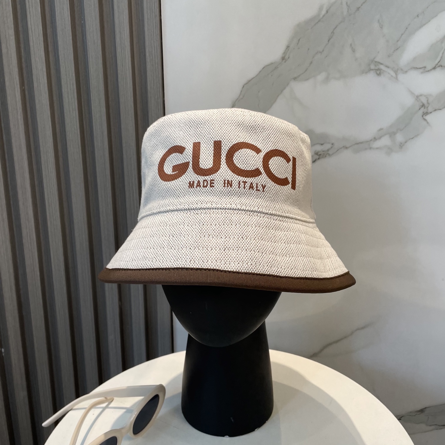 Gucci高仿漁夫帽 男女款米白LOGO設計 夏日輕質感風格推薦