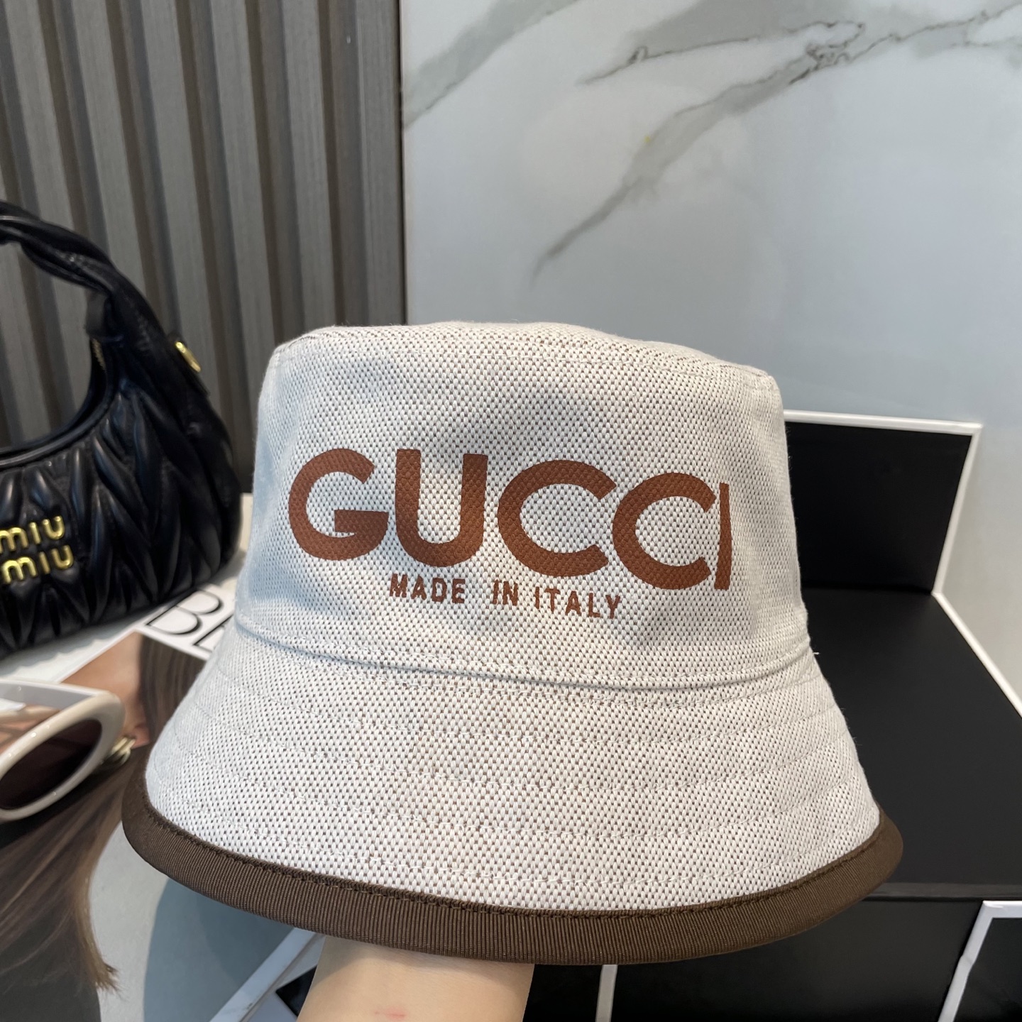 Gucci高仿漁夫帽 男女款米白LOGO設計 夏日輕質感風格推薦|超A仿原單精品圖片 11 Gucci高仿漁夫帽 男女款米白LOGO設計 夏日輕質感風格推薦|歐美奢侈品精品推薦