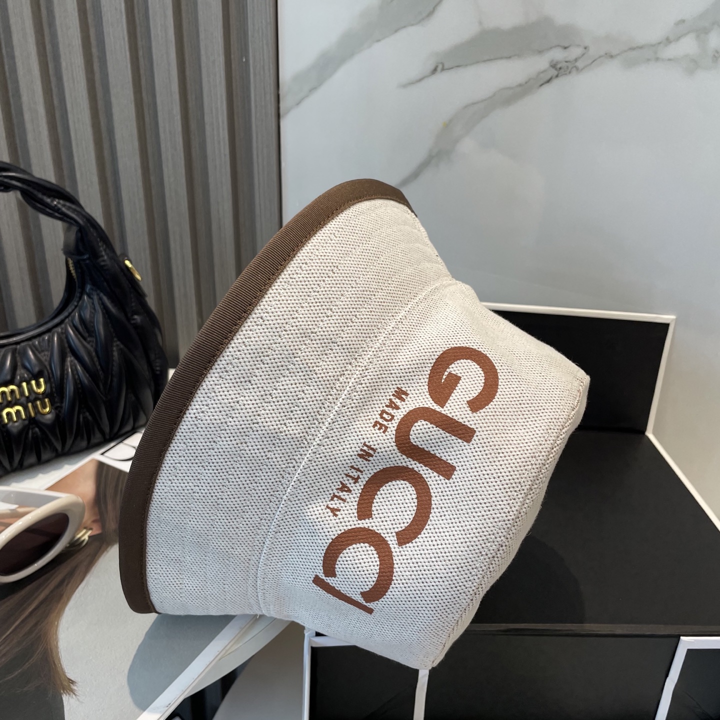 Gucci高仿漁夫帽 男女款米白LOGO設計 夏日輕質感風格推薦|超A仿原單精品圖片 10 Gucci高仿漁夫帽 男女款米白LOGO設計 夏日輕質感風格推薦|歐美奢侈品精品推薦