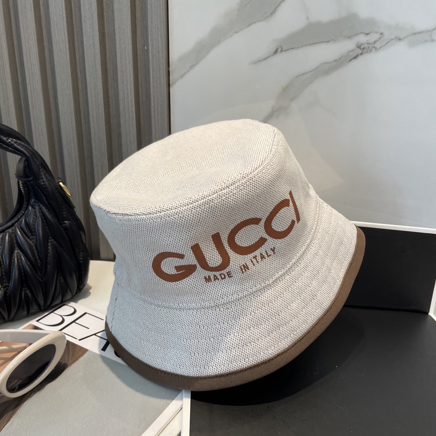 Gucci高仿漁夫帽 男女款米白LOGO設計 夏日輕質感風格推薦|超A仿原單精品圖片 9 Gucci高仿漁夫帽 男女款米白LOGO設計 夏日輕質感風格推薦|歐美奢侈品精品推薦