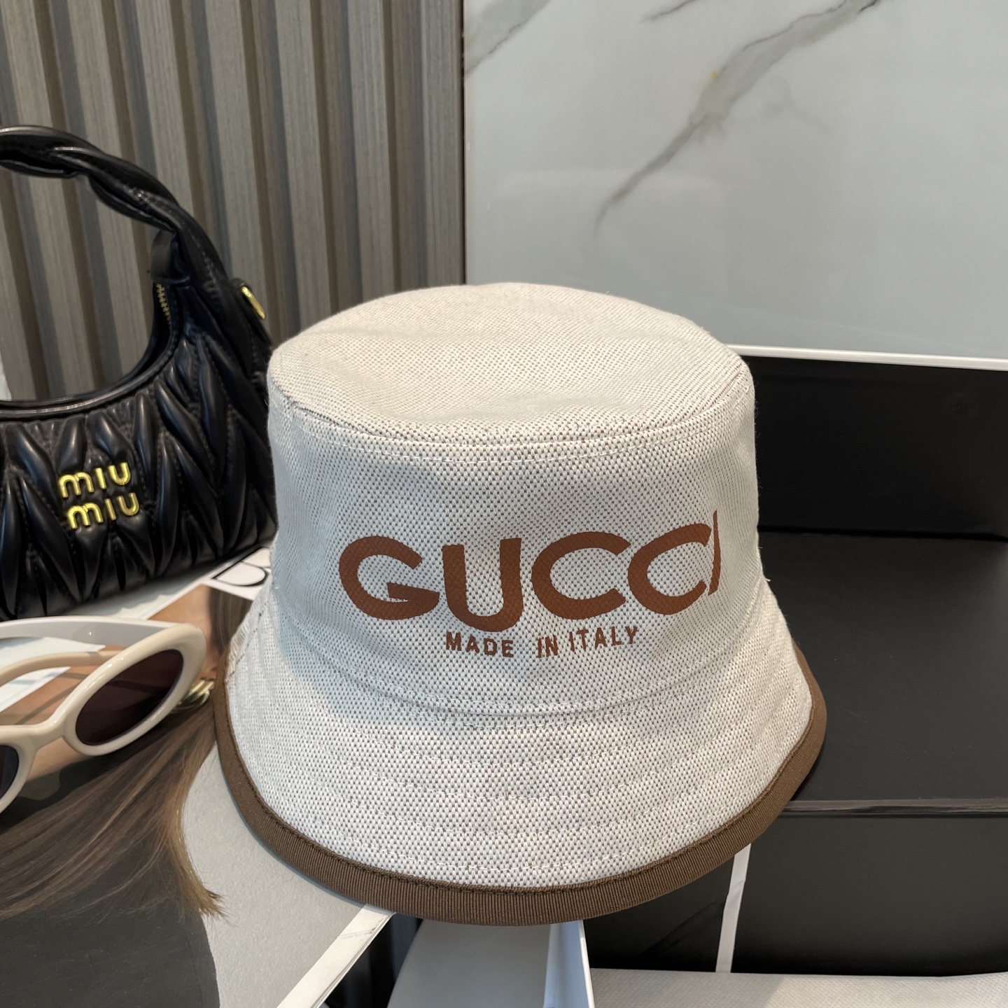Gucci高仿漁夫帽 男女款米白LOGO設計 夏日輕質感風格推薦|超A仿原單精品圖片 8 Gucci高仿漁夫帽 男女款米白LOGO設計 夏日輕質感風格推薦|歐美奢侈品精品推薦