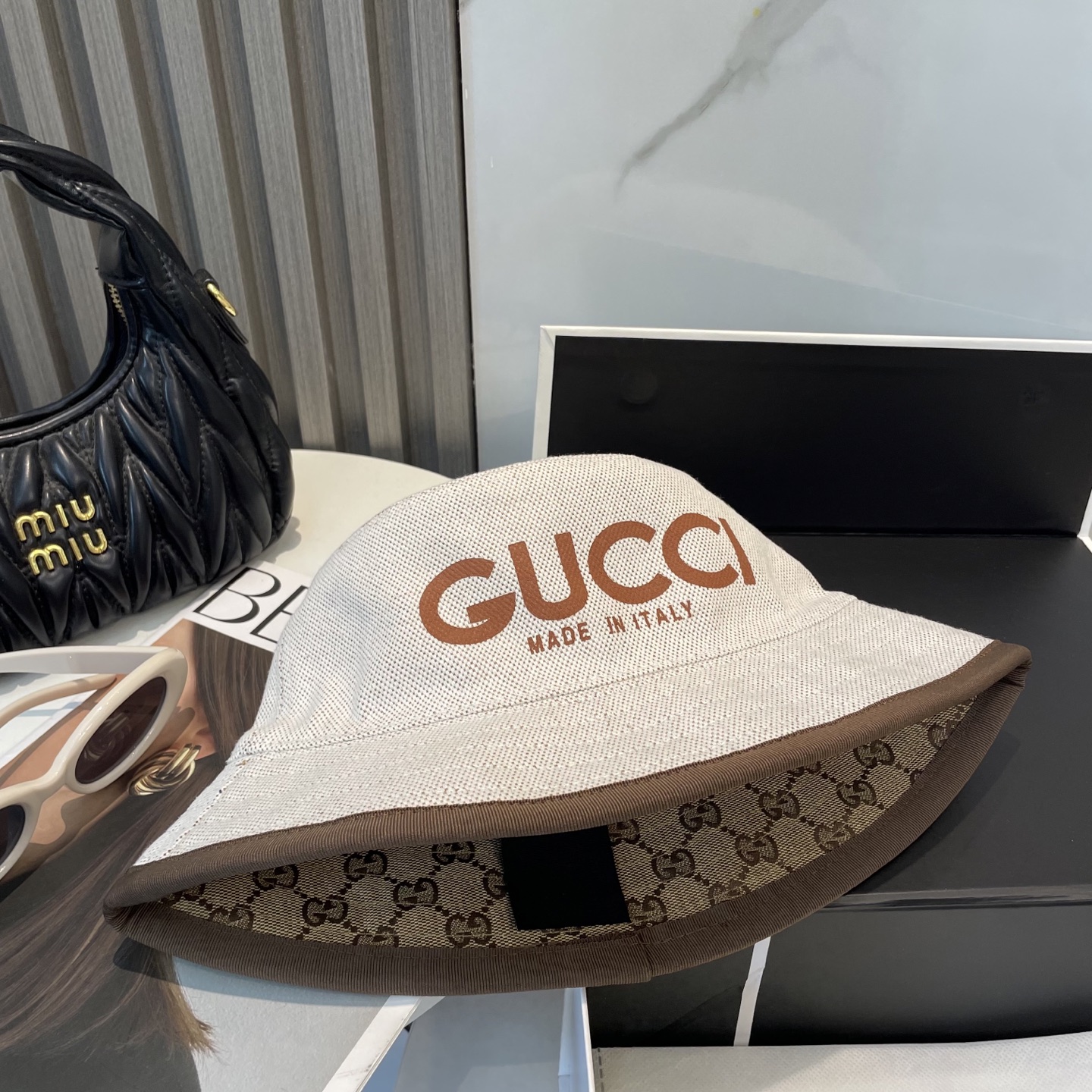 Gucci高仿漁夫帽 男女款米白LOGO設計 夏日輕質感風格推薦|超A仿原單精品圖片 7 Gucci高仿漁夫帽 男女款米白LOGO設計 夏日輕質感風格推薦|歐美奢侈品精品推薦