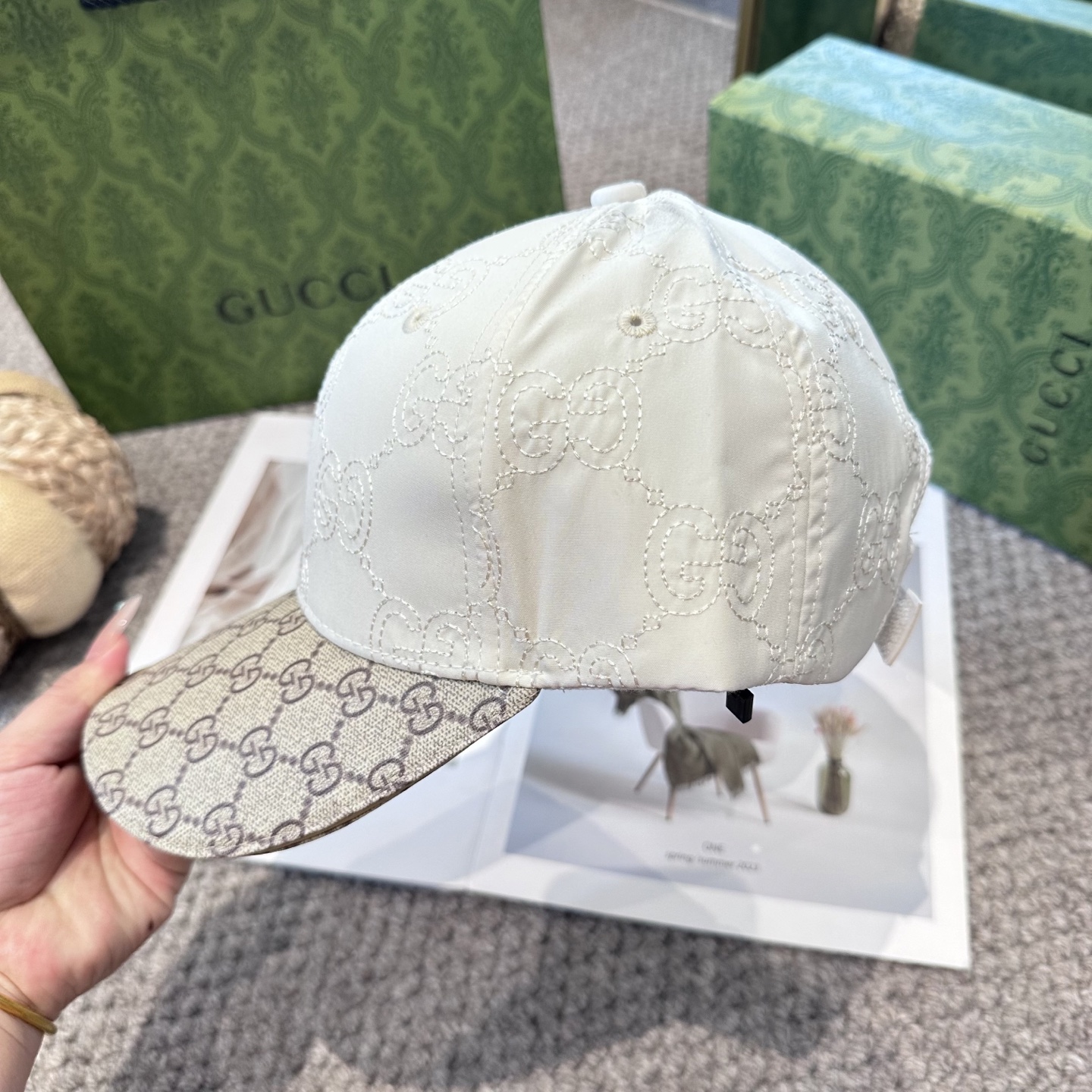 Gucci原單 GG老花拼接帽 白色經典款式 日常通勤首選|超A仿原單精品圖片 11 Gucci原單 GG老花拼接帽 白色經典款式 日常通勤首選|歐美奢侈品精品推薦