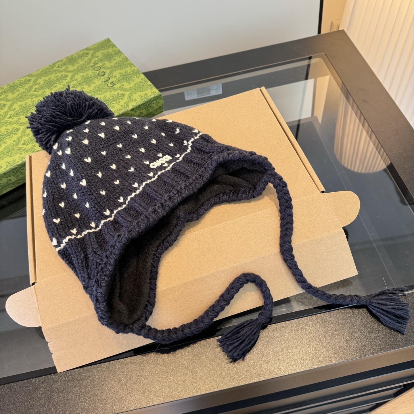 Gucci高仿針織毛帽 深藍愛心款 毛球絨感溫暖冬帽|超A仿原單精品圖片 13 Gucci高仿針織毛帽 深藍愛心款 毛球絨感溫暖冬帽|歐美奢侈品精品推薦