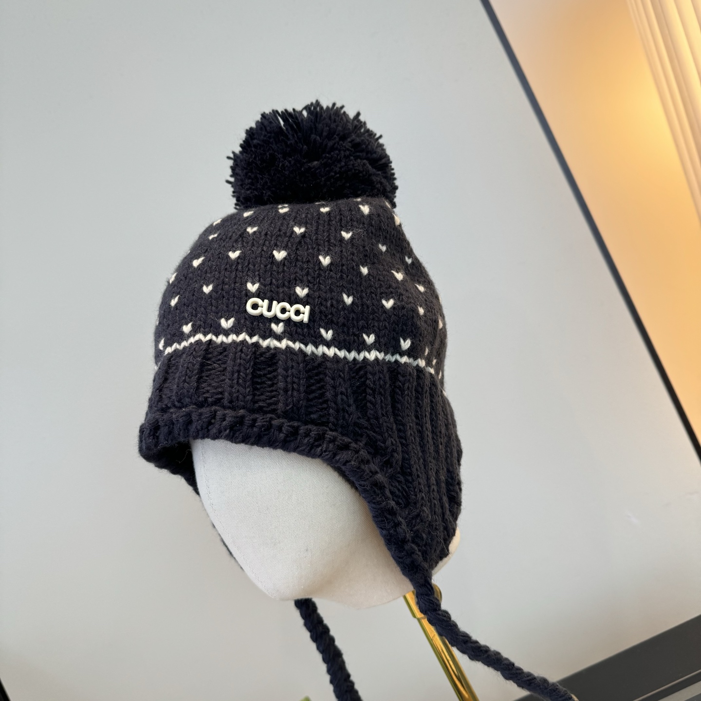 Gucci高仿針織毛帽 深藍愛心款 毛球絨感溫暖冬帽|超A仿原單精品圖片 12 Gucci高仿針織毛帽 深藍愛心款 毛球絨感溫暖冬帽|歐美奢侈品精品推薦