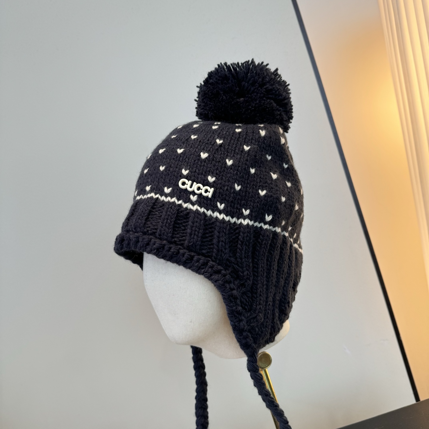 Gucci高仿針織毛帽 深藍愛心款 毛球絨感溫暖冬帽|超A仿原單精品圖片 11 Gucci高仿針織毛帽 深藍愛心款 毛球絨感溫暖冬帽|歐美奢侈品精品推薦
