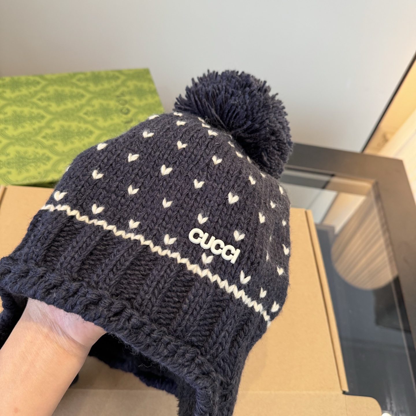 Gucci高仿針織毛帽 深藍愛心款 毛球絨感溫暖冬帽|超A仿原單精品圖片 10 Gucci高仿針織毛帽 深藍愛心款 毛球絨感溫暖冬帽|歐美奢侈品精品推薦