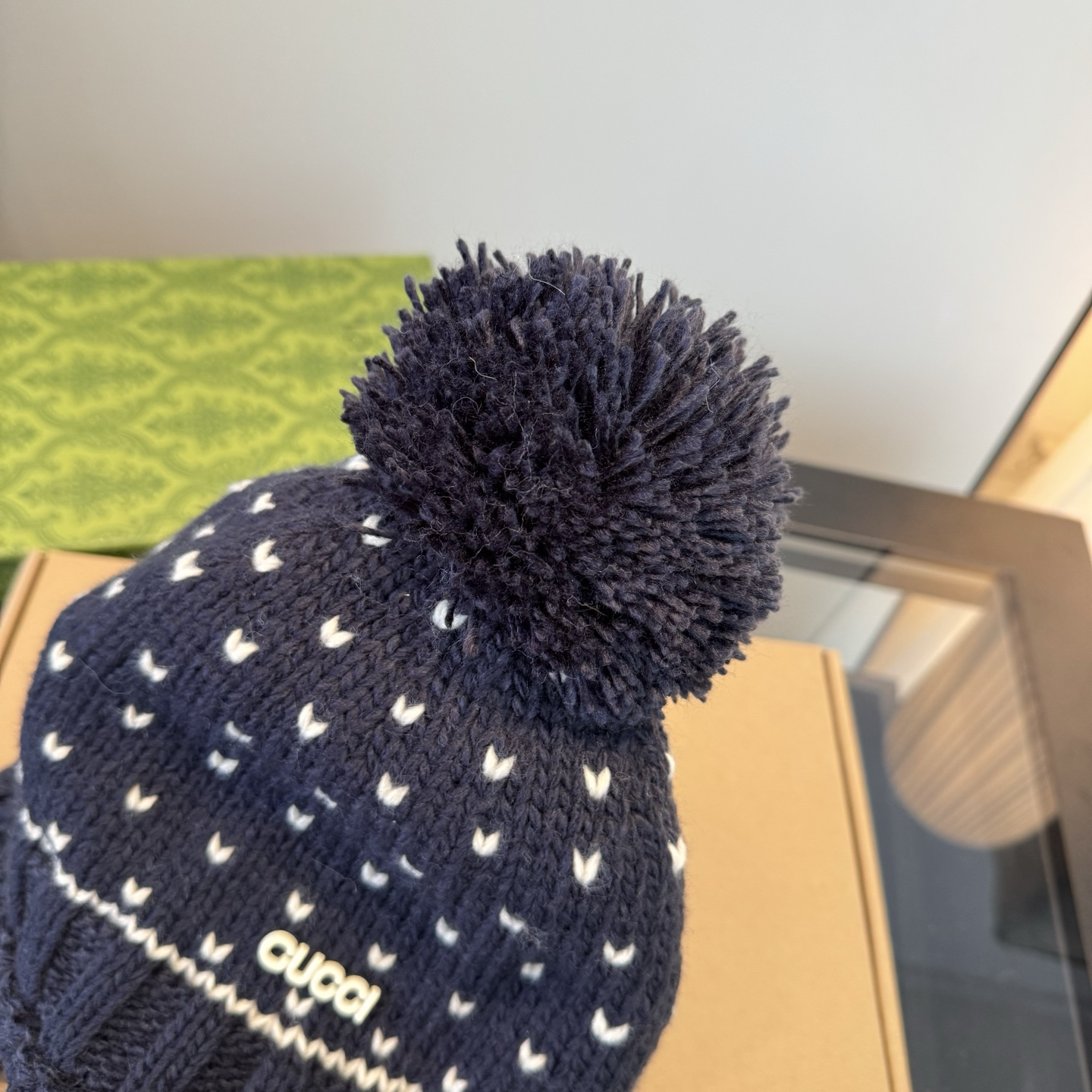 Gucci高仿針織毛帽 深藍愛心款 毛球絨感溫暖冬帽|超A仿原單精品圖片 9 Gucci高仿針織毛帽 深藍愛心款 毛球絨感溫暖冬帽|歐美奢侈品精品推薦