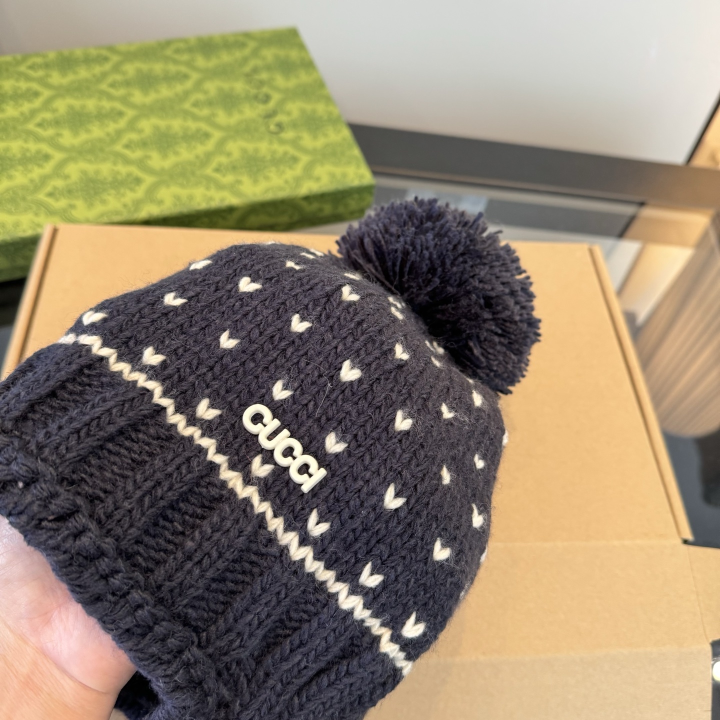 Gucci高仿針織毛帽 深藍愛心款 毛球絨感溫暖冬帽|超A仿原單精品圖片 8 Gucci高仿針織毛帽 深藍愛心款 毛球絨感溫暖冬帽|歐美奢侈品精品推薦