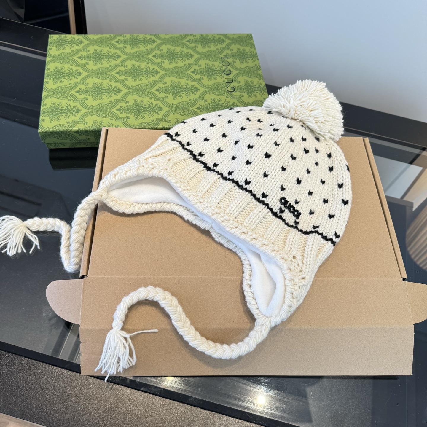 Gucci一比一針織帽 奶白愛心毛球設計 冬日氣質造型帽款|超A仿原單精品圖片 13 Gucci一比一針織帽 奶白愛心毛球設計 冬日氣質造型帽款|歐美奢侈品精品推薦