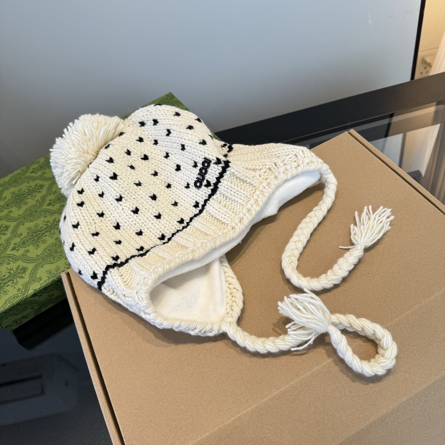 Gucci一比一針織帽 奶白愛心毛球設計 冬日氣質造型帽款|超A仿原單精品圖片 12 Gucci一比一針織帽 奶白愛心毛球設計 冬日氣質造型帽款|歐美奢侈品精品推薦