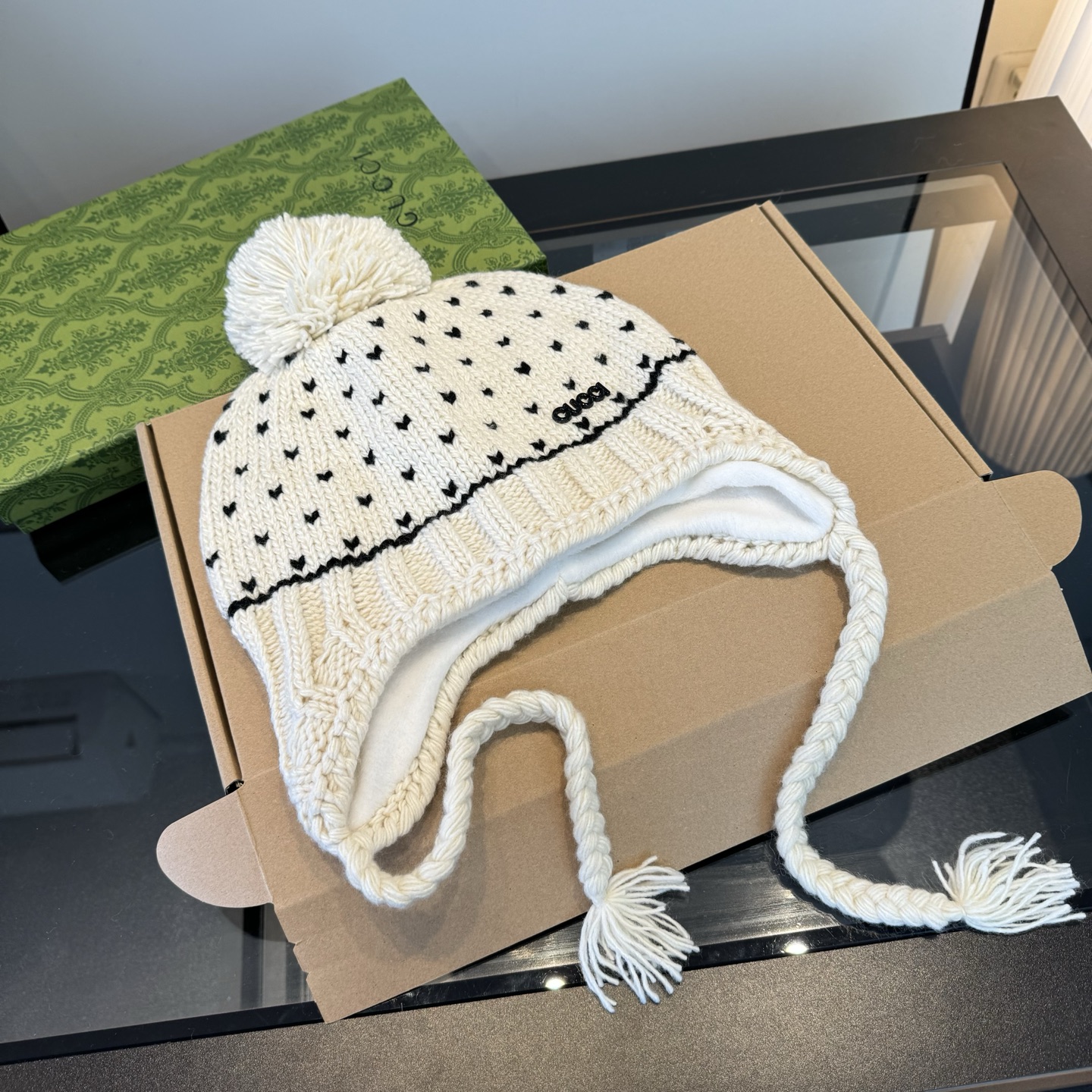 Gucci一比一針織帽 奶白愛心毛球設計 冬日氣質造型帽款|超A仿原單精品圖片 11 Gucci一比一針織帽 奶白愛心毛球設計 冬日氣質造型帽款|歐美奢侈品精品推薦