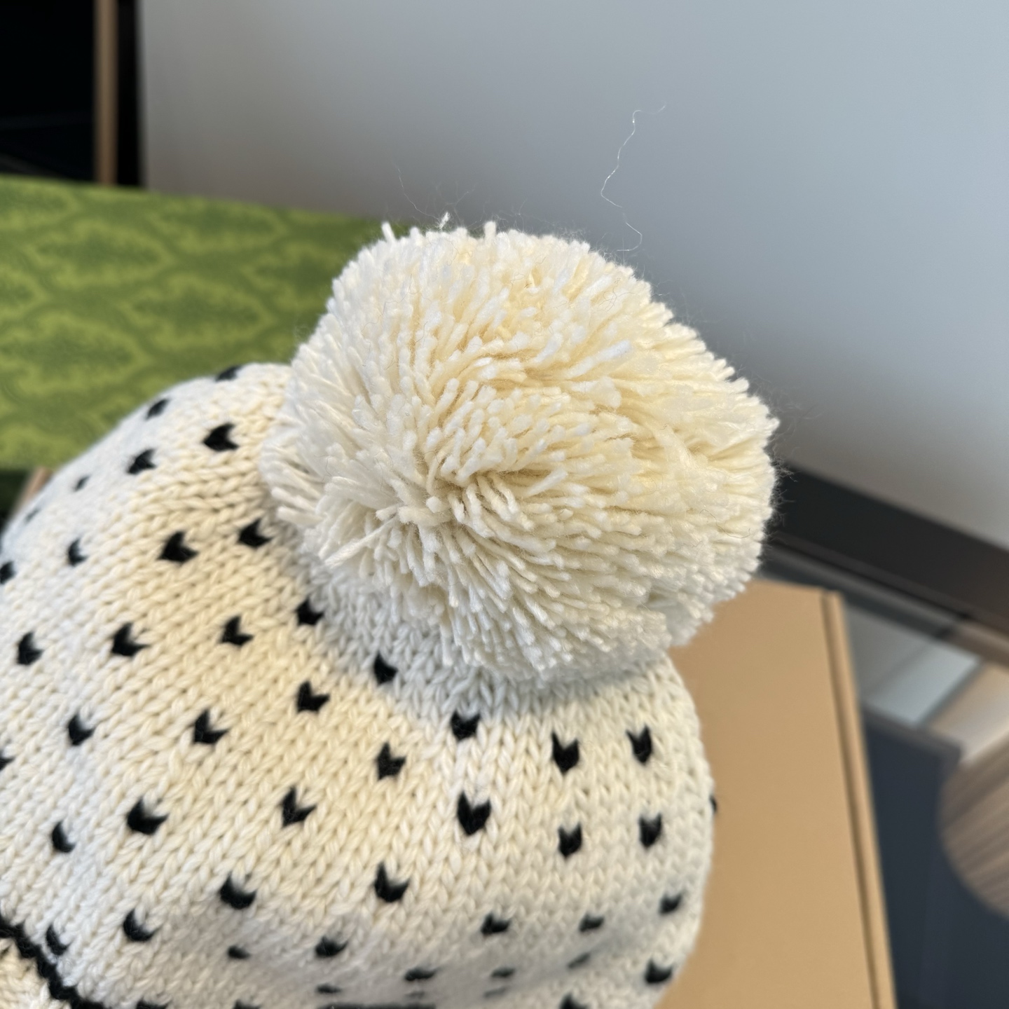 Gucci一比一針織帽 奶白愛心毛球設計 冬日氣質造型帽款|超A仿原單精品圖片 9 Gucci一比一針織帽 奶白愛心毛球設計 冬日氣質造型帽款|歐美奢侈品精品推薦