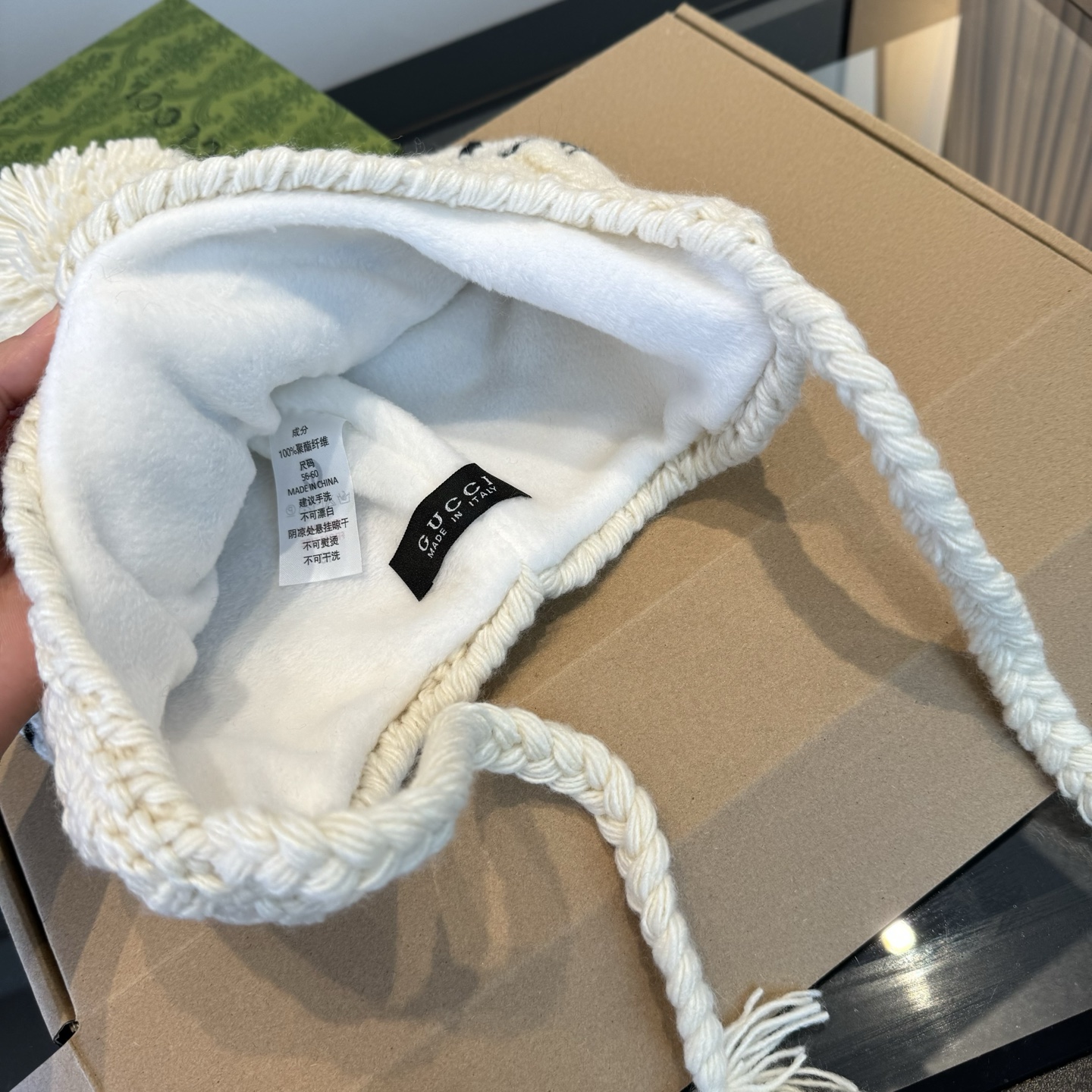 Gucci一比一針織帽 奶白愛心毛球設計 冬日氣質造型帽款|超A仿原單精品圖片 7 Gucci一比一針織帽 奶白愛心毛球設計 冬日氣質造型帽款|歐美奢侈品精品推薦