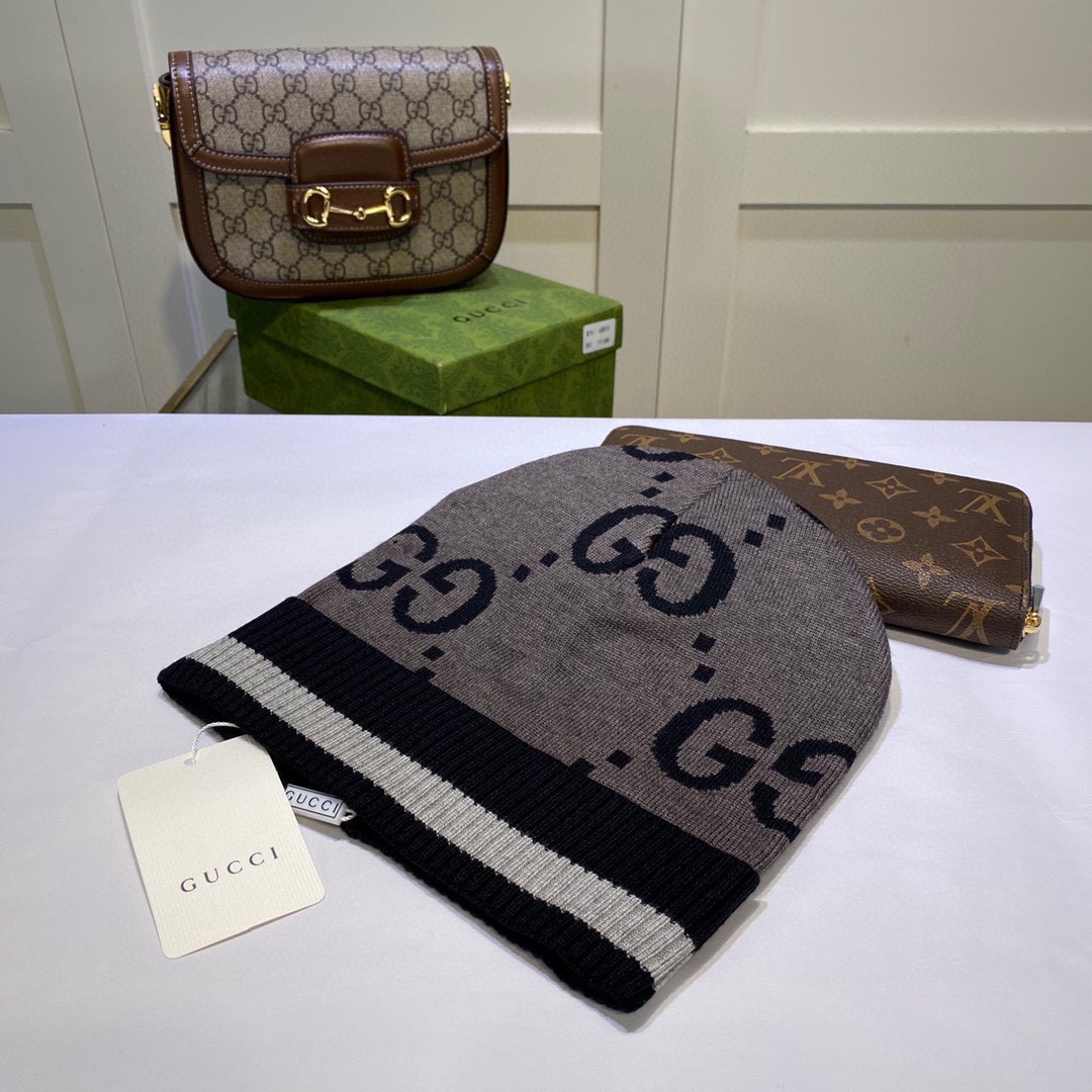 Gucci高仿GG老花寬版針織帽 撞色條紋點綴 實用百搭單品|超A仿原單精品圖片 14 Gucci高仿GG老花寬版針織帽 撞色條紋點綴 實用百搭單品|歐美奢侈品精品推薦