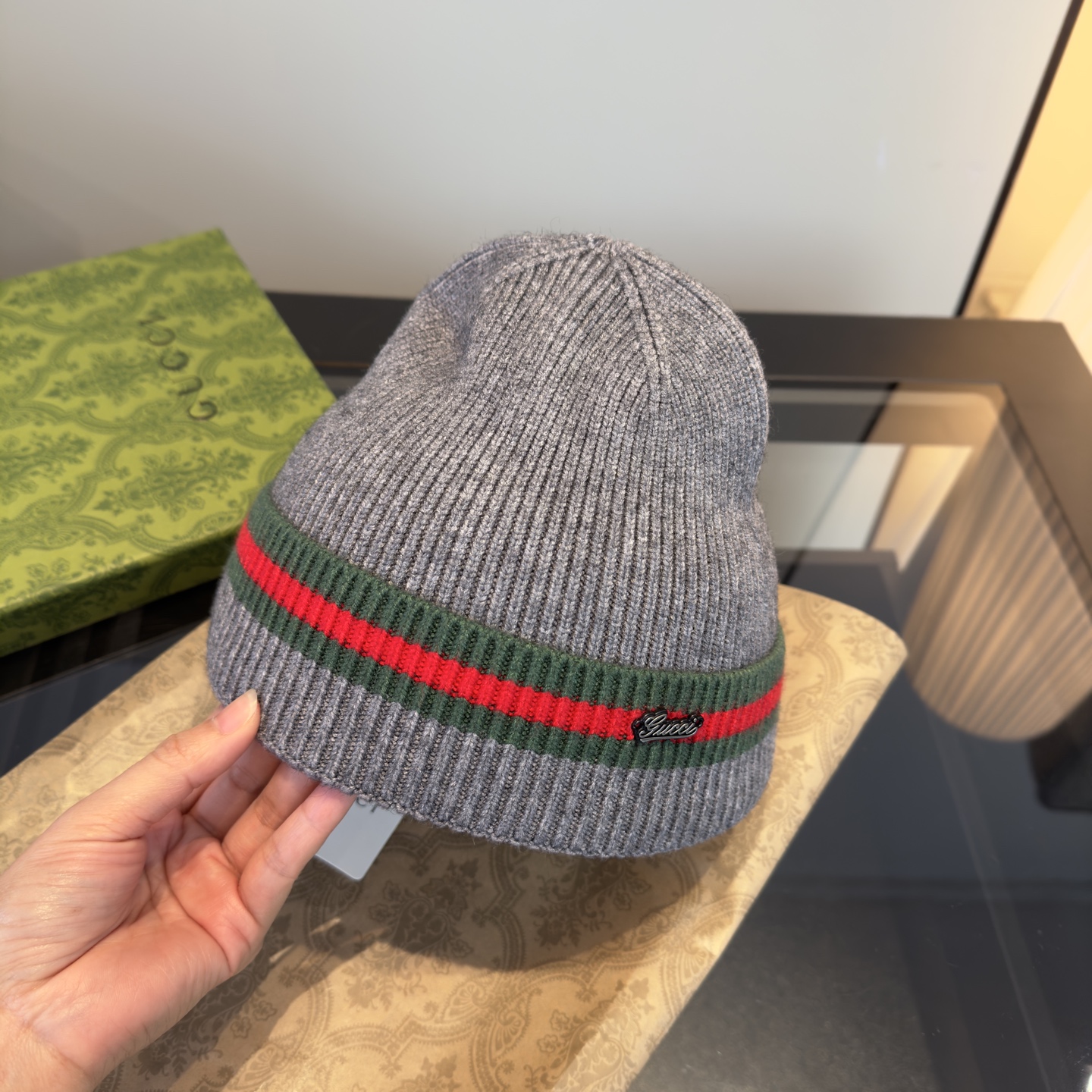 Gucci高仿針織帽 雙色條紋標誌設計 冬季百搭實穿帽款|超A仿原單精品圖片 13 Gucci高仿針織帽 雙色條紋標誌設計 冬季百搭實穿帽款|歐美奢侈品精品推薦