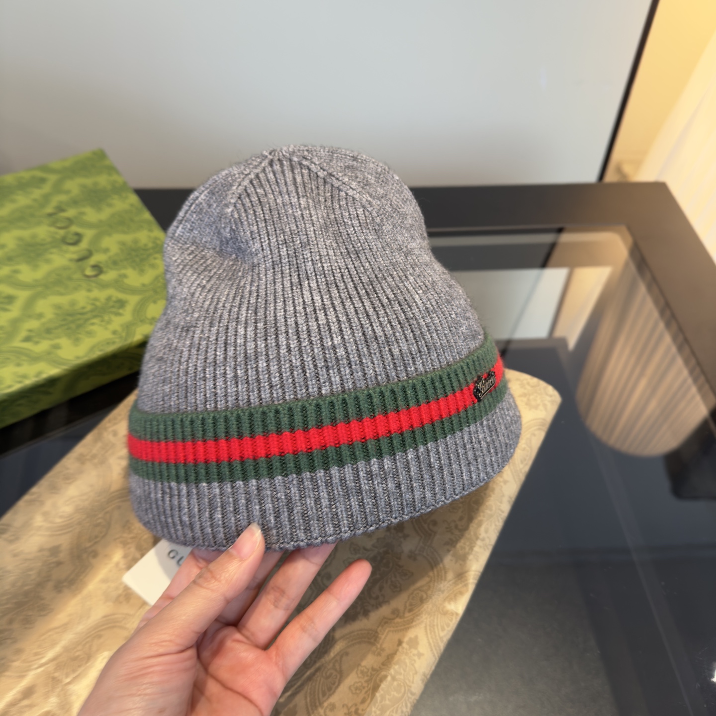 Gucci高仿針織帽 雙色條紋標誌設計 冬季百搭實穿帽款|超A仿原單精品圖片 12 Gucci高仿針織帽 雙色條紋標誌設計 冬季百搭實穿帽款|歐美奢侈品精品推薦