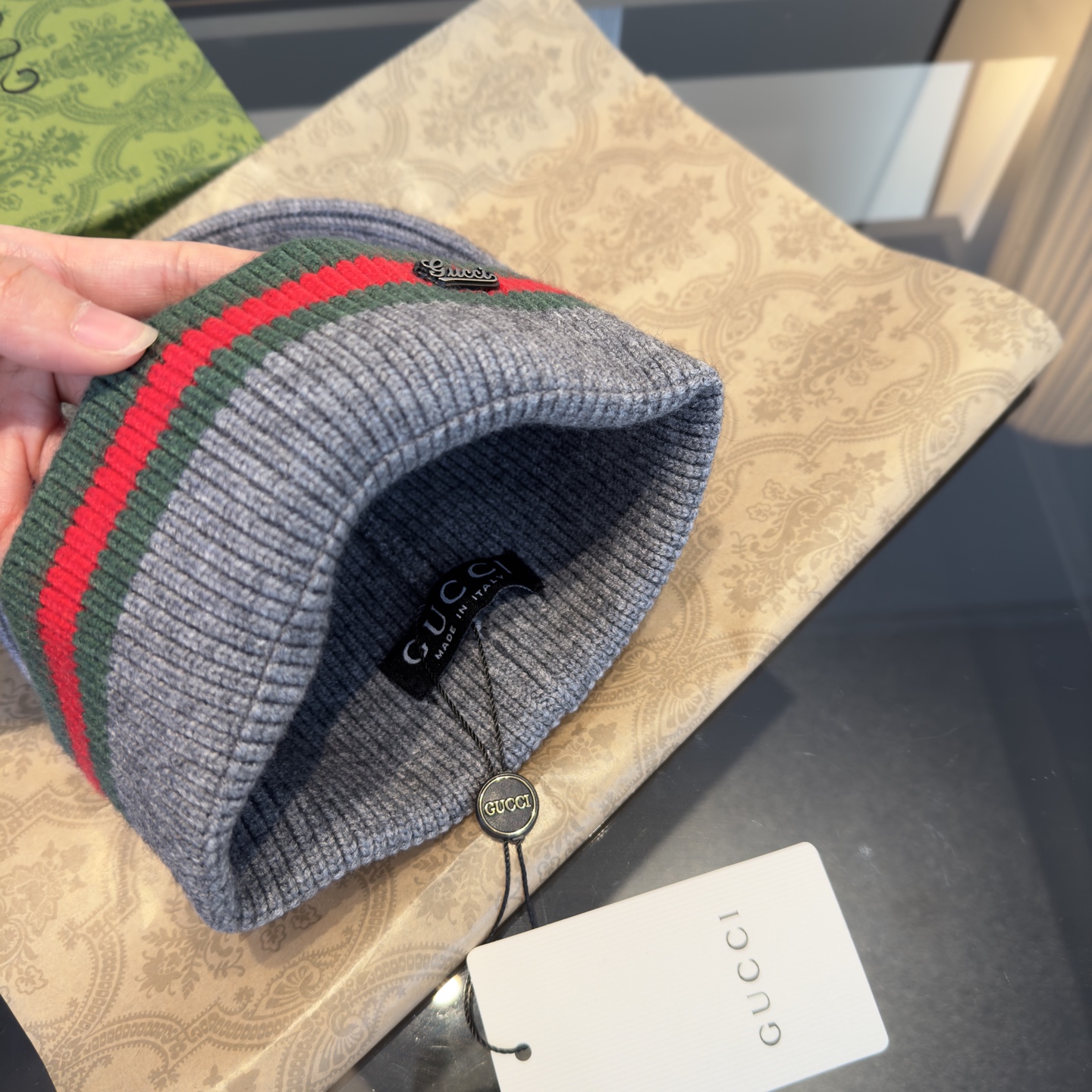 Gucci高仿針織帽 雙色條紋標誌設計 冬季百搭實穿帽款|超A仿原單精品圖片 9 Gucci高仿針織帽 雙色條紋標誌設計 冬季百搭實穿帽款|歐美奢侈品精品推薦