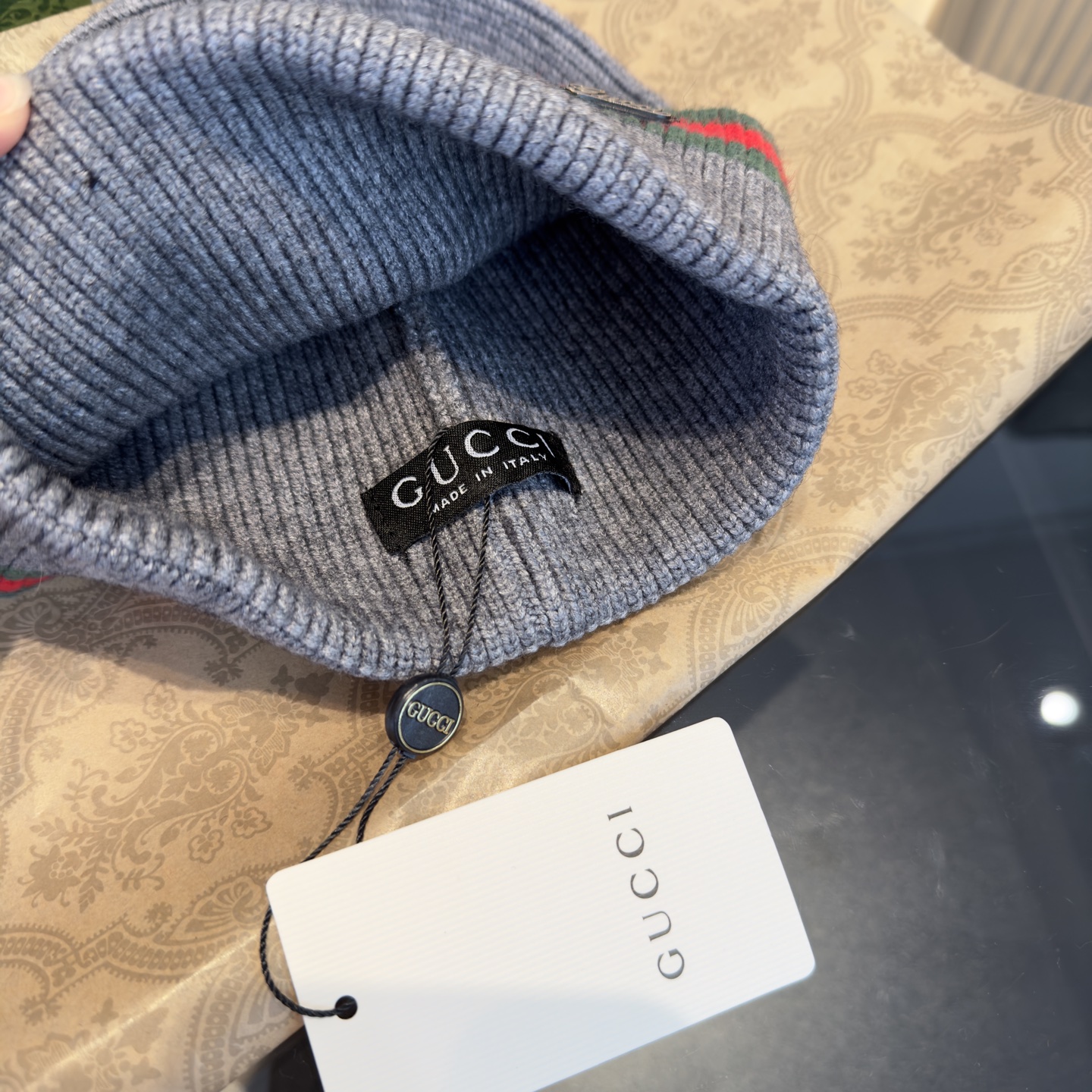 Gucci高仿針織帽 雙色條紋標誌設計 冬季百搭實穿帽款|超A仿原單精品圖片 8 Gucci高仿針織帽 雙色條紋標誌設計 冬季百搭實穿帽款|歐美奢侈品精品推薦