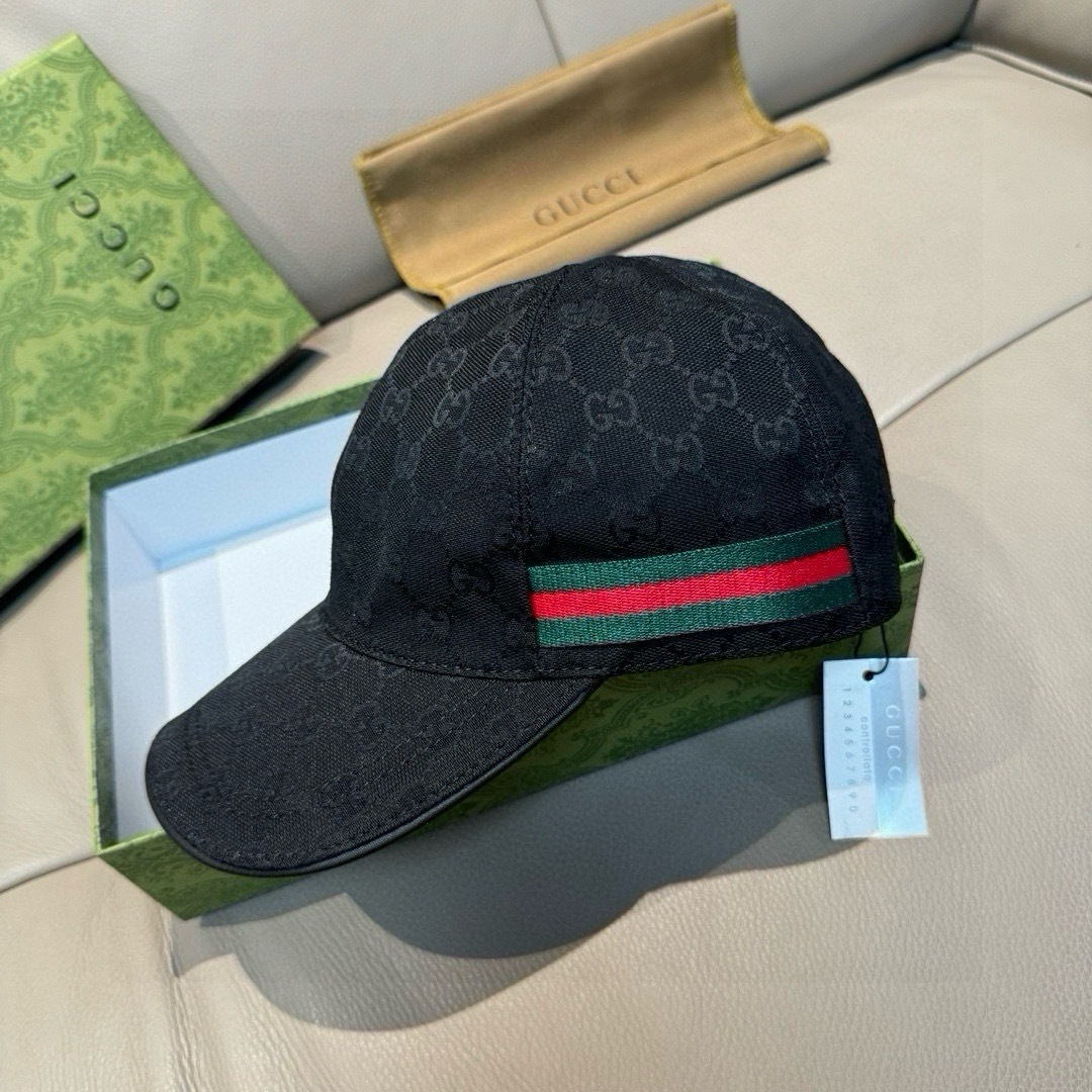 Gucci精品仿製黑色老花棒球帽 隱約GG紋理搭配標誌條紋