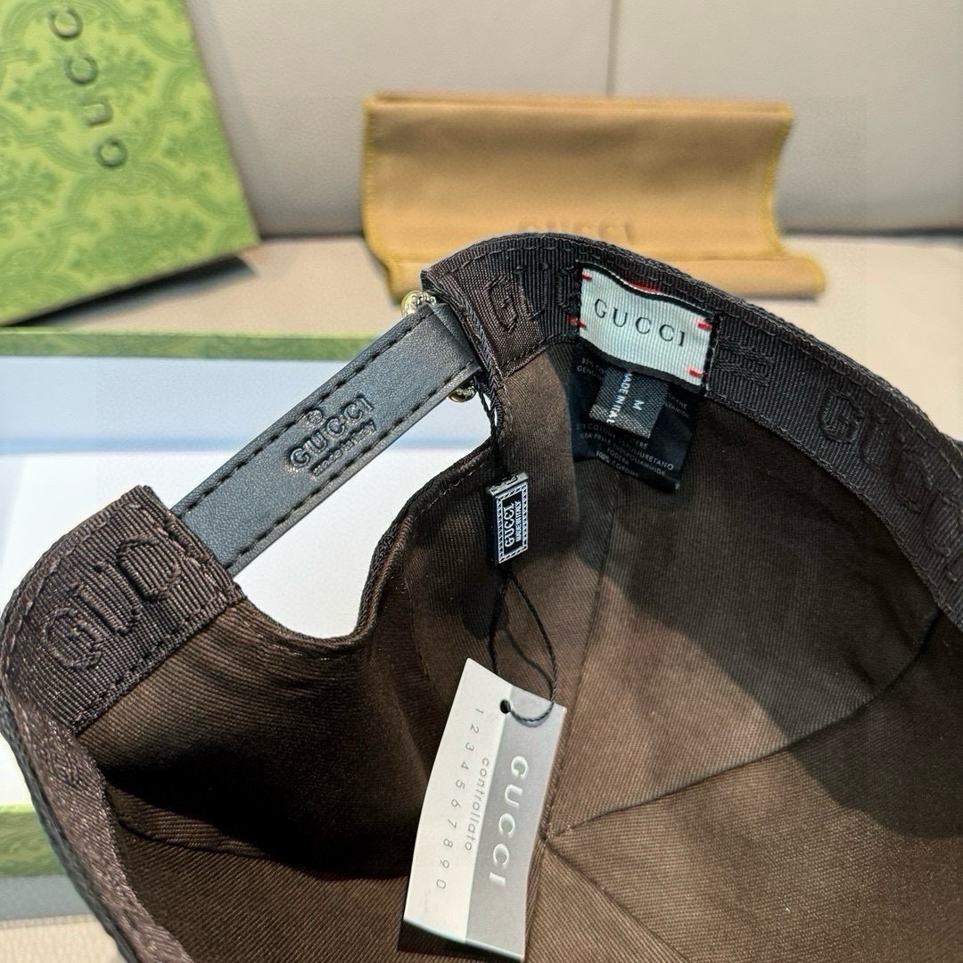 Gucci精品仿製黑色老花棒球帽 隱約GG紋理搭配標誌條紋|超A仿原單精品圖片 6 Gucci精品仿製黑色老花棒球帽 隱約GG紋理搭配標誌條紋|歐美奢侈品精品推薦