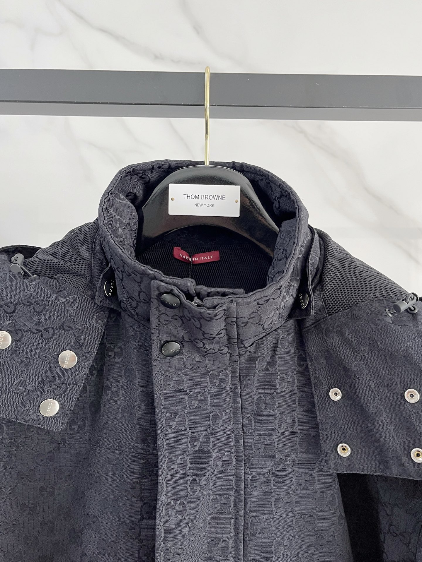 Gucci高仿男士GG壓紋立領外套挺版結構冬季防風首選｜歐美奢侈品精品推薦