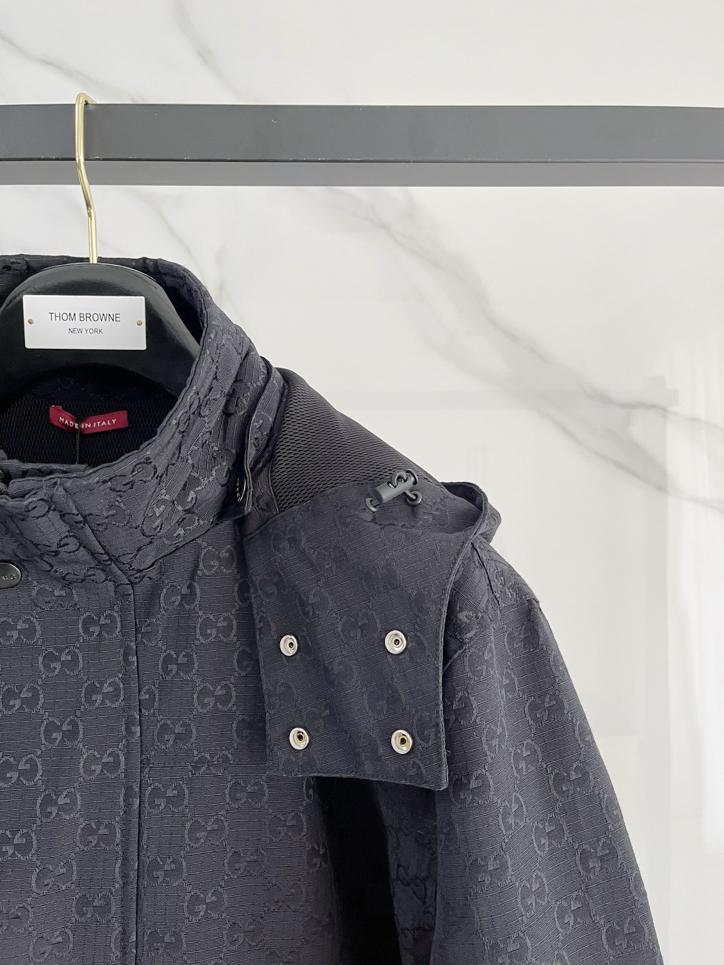 Gucci高仿男士GG壓紋立領外套挺版結構冬季防風首選｜歐美奢侈品精品推薦