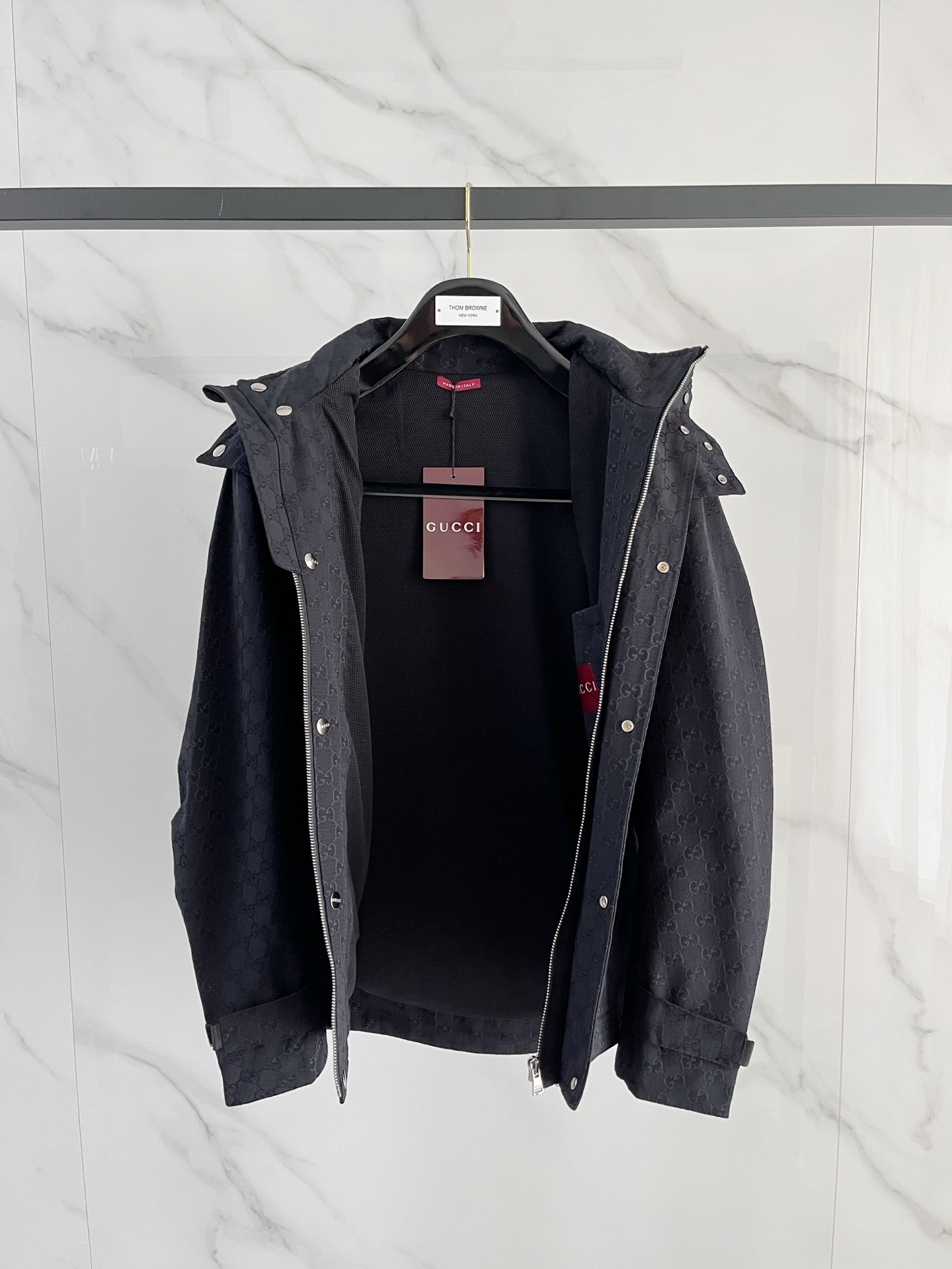 Gucci高仿男士GG壓紋立領外套挺版結構冬季防風首選｜歐美奢侈品精品推薦