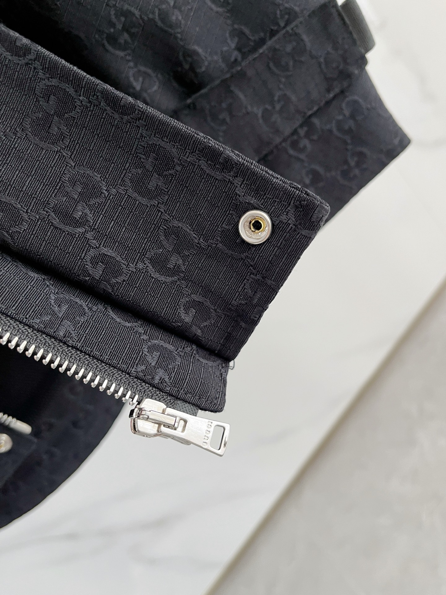 Gucci高仿男士GG壓紋立領外套挺版結構冬季防風首選｜歐美奢侈品精品推薦