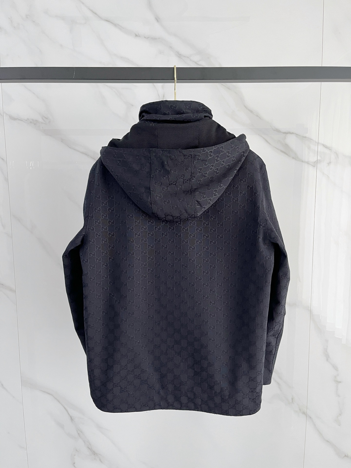 Gucci高仿男士GG壓紋立領外套挺版結構冬季防風首選｜歐美奢侈品精品推薦