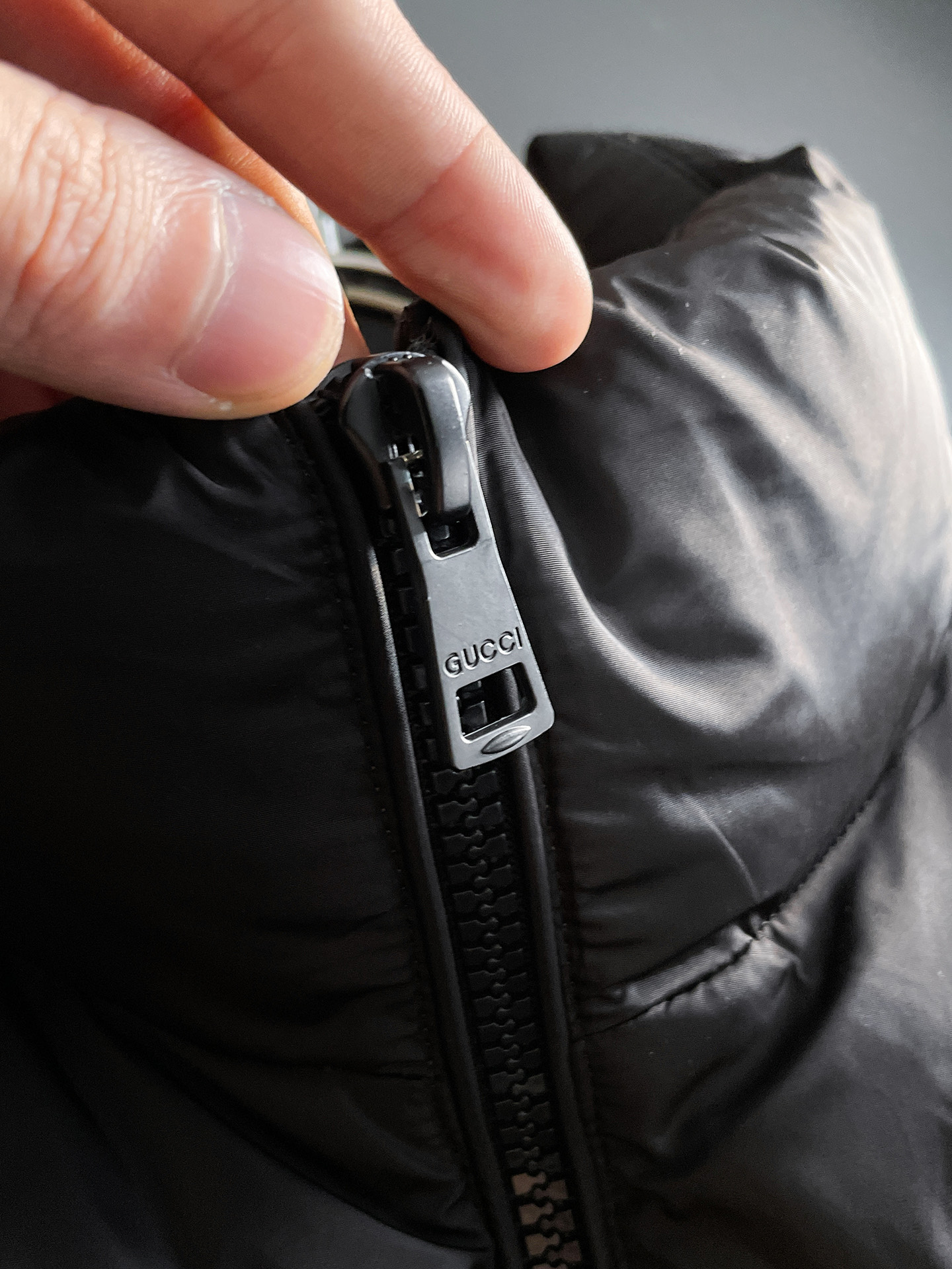 Gucci A貨男士羽絨外套黑灰拼接設計冬季街頭感｜歐美奢侈品精品推薦