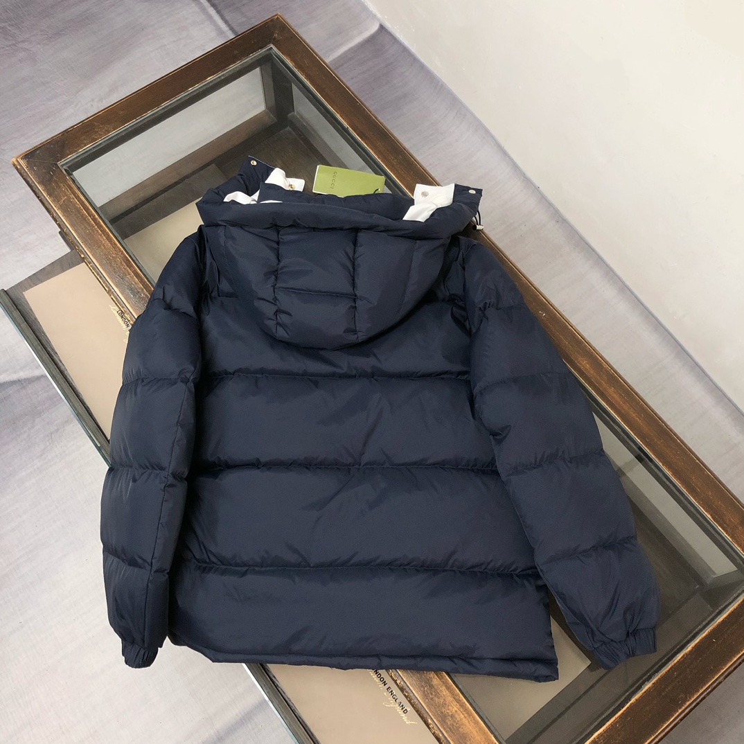 Gucci原單男士羽絨外套深藍白條紋LOGO款保暖時尚兼具|超A仿原單精品圖片 13 Gucci原單男士羽絨外套深藍白條紋LOGO款保暖時尚兼具|歐美奢侈品精品推薦