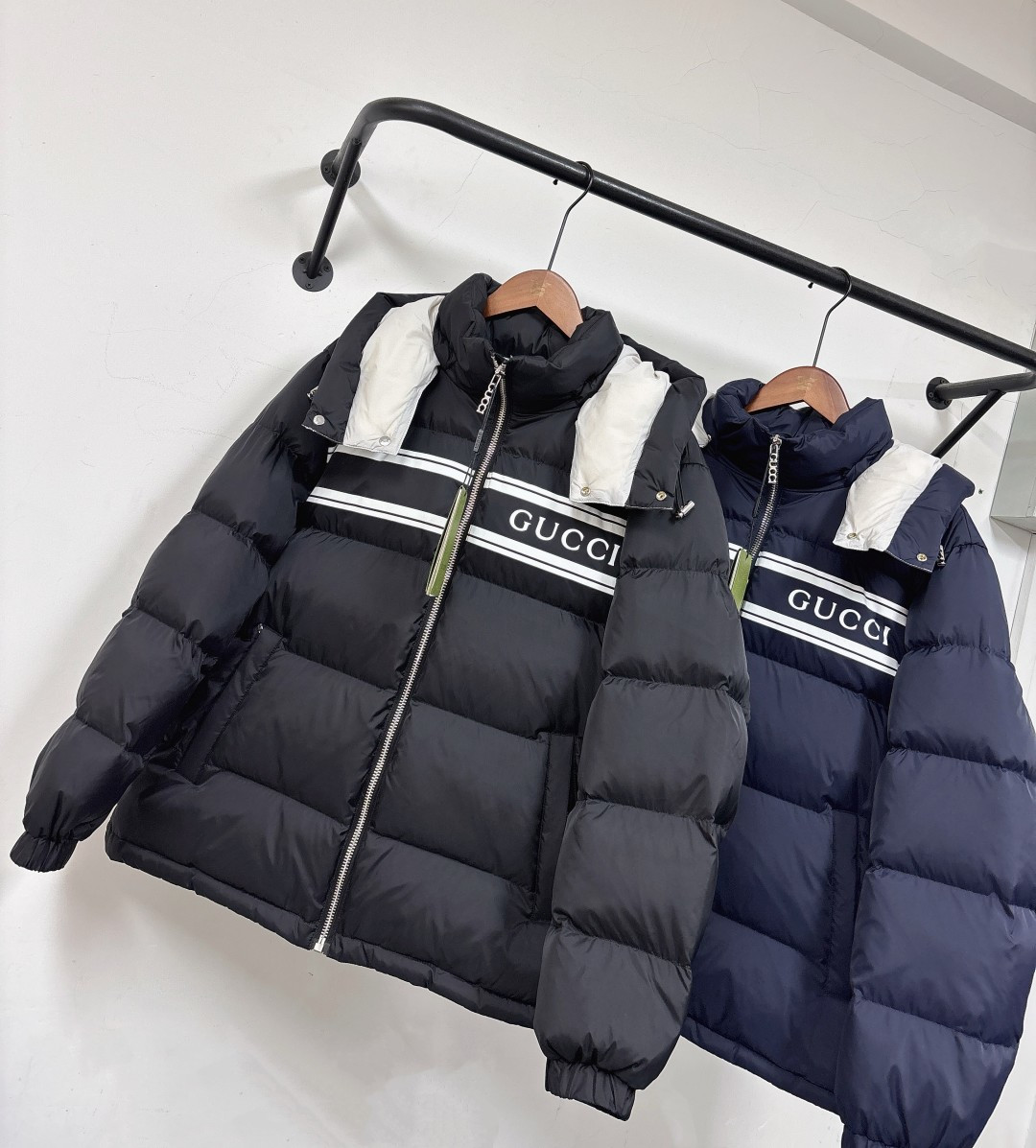 Gucci原單男士羽絨外套深藍白條紋LOGO款保暖時尚兼具|超A仿原單精品圖片 12 Gucci原單男士羽絨外套深藍白條紋LOGO款保暖時尚兼具|歐美奢侈品精品推薦